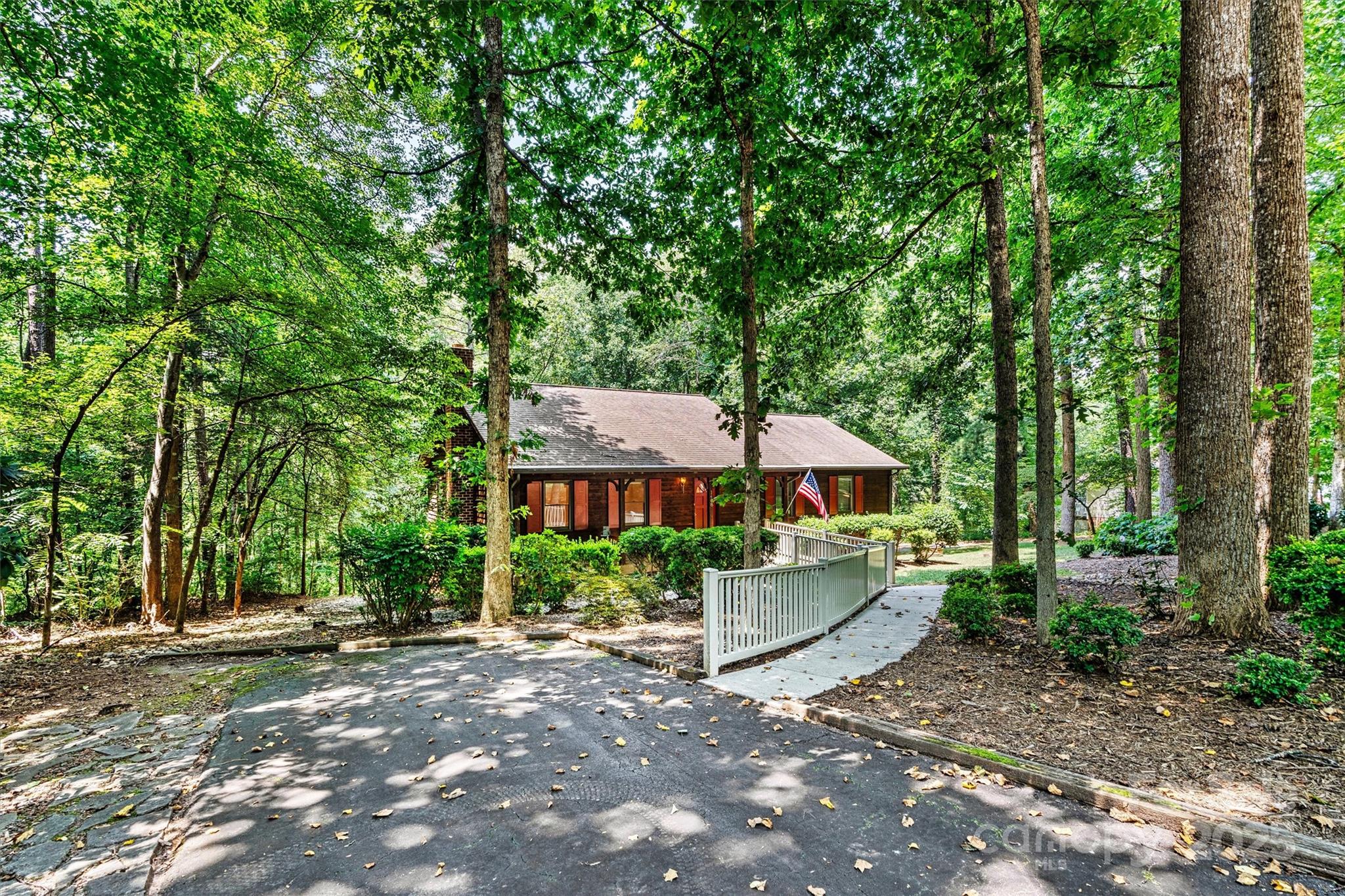 Property image 5 of 1408 Kensington Circle in NOTTINGHAM ESTATES, Newton, NC 28658