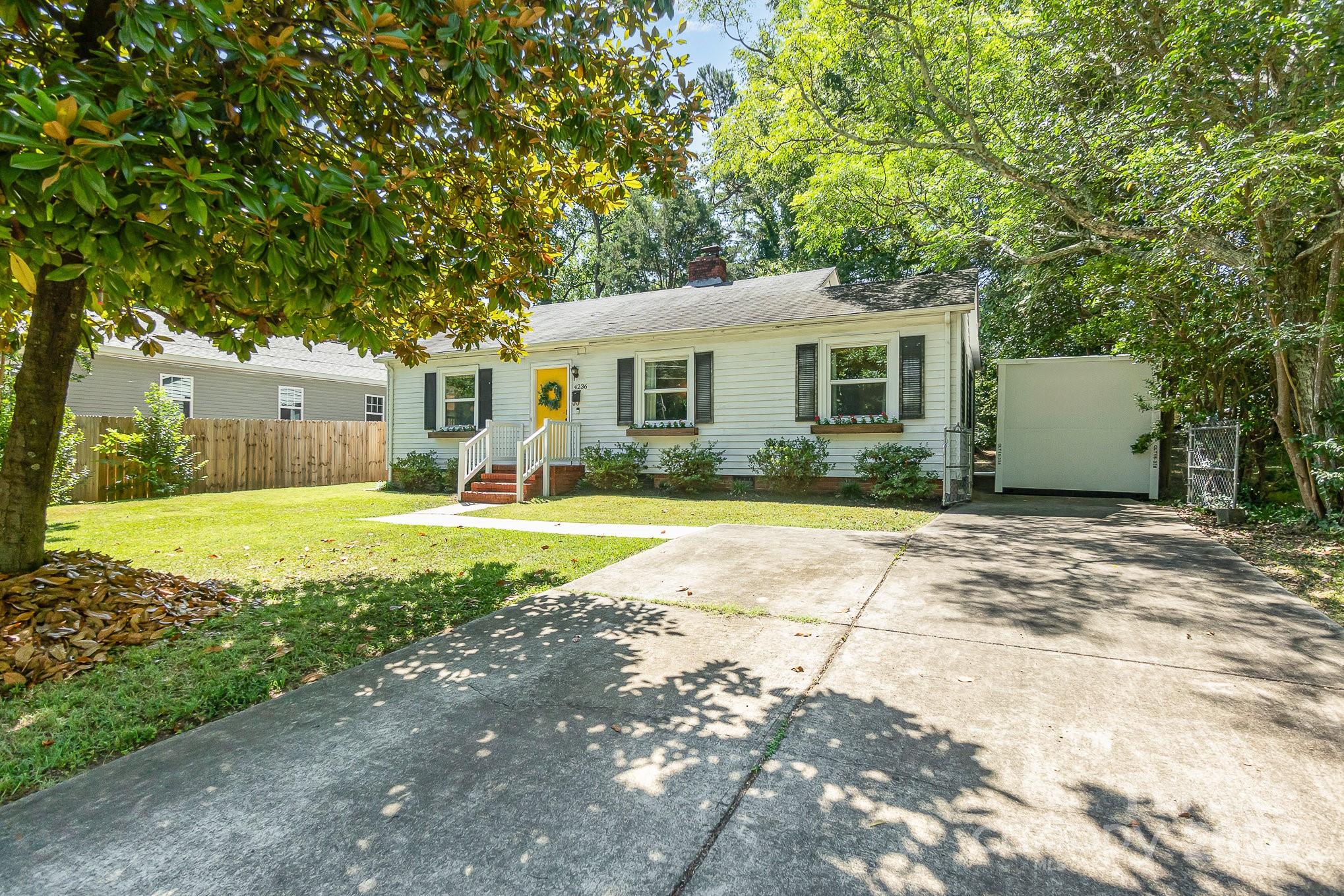 Property image 2 of 4236 Dinglewood Avenue in Howie Acres, Charlotte, NC 28205