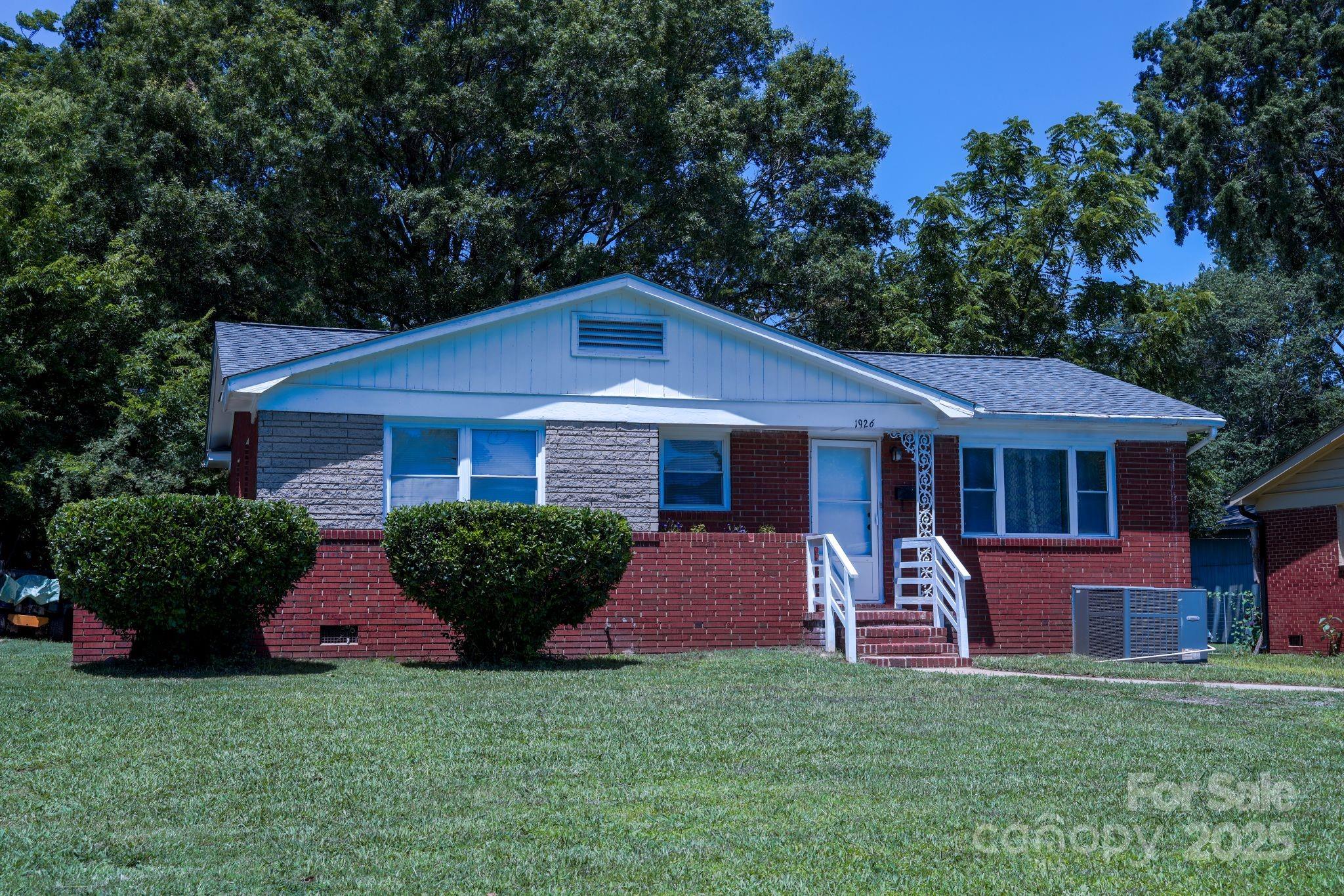 Property image 2 of 1926 Eastway Drive in Markham Village, Charlotte, NC 28205