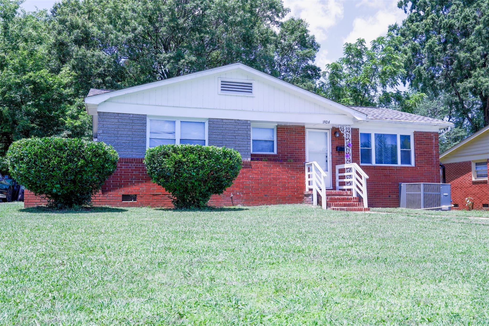 Property image 3 of 1926 Eastway Drive in Markham Village, Charlotte, NC 28205