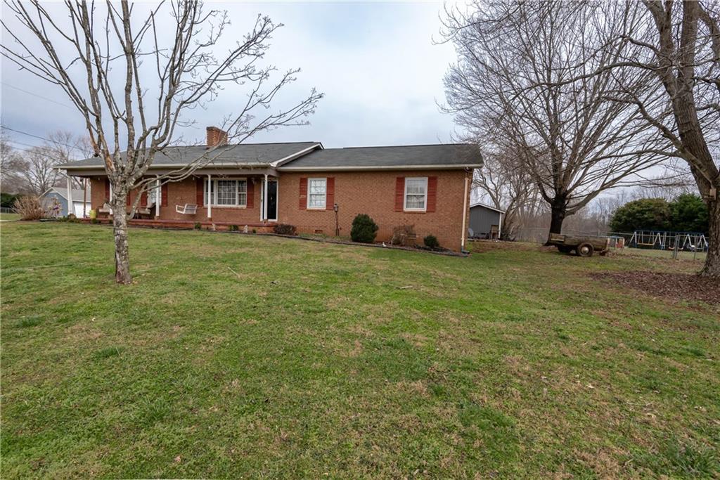 Property image 3 of 5711 Claridge Drive in Homestead, Hickory, NC 28602
