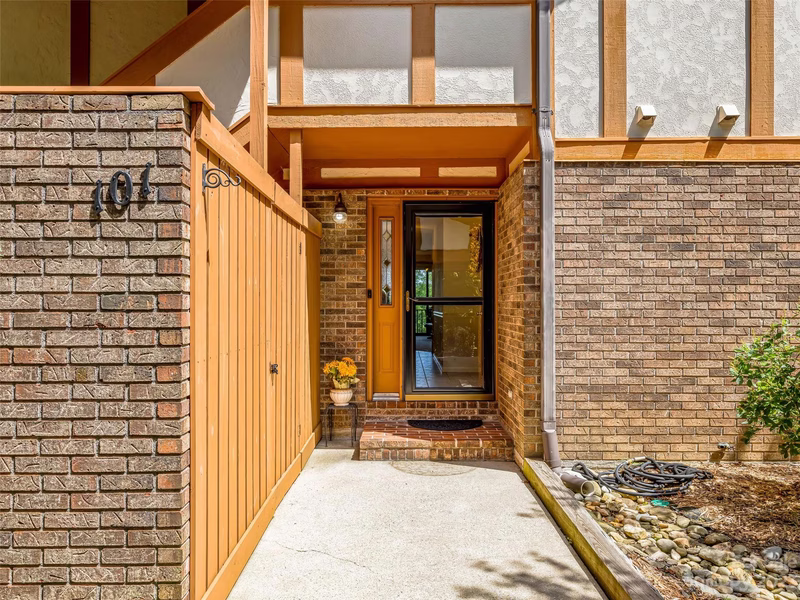 Property image 2 at 101 Fleetwood Plaza, Hendersonville, NC 28739