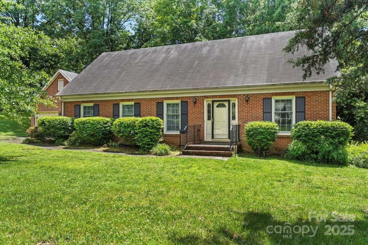 Property image 2 of 8017 Prince George Road in Olde Georgetowne, Charlotte, NC 28210