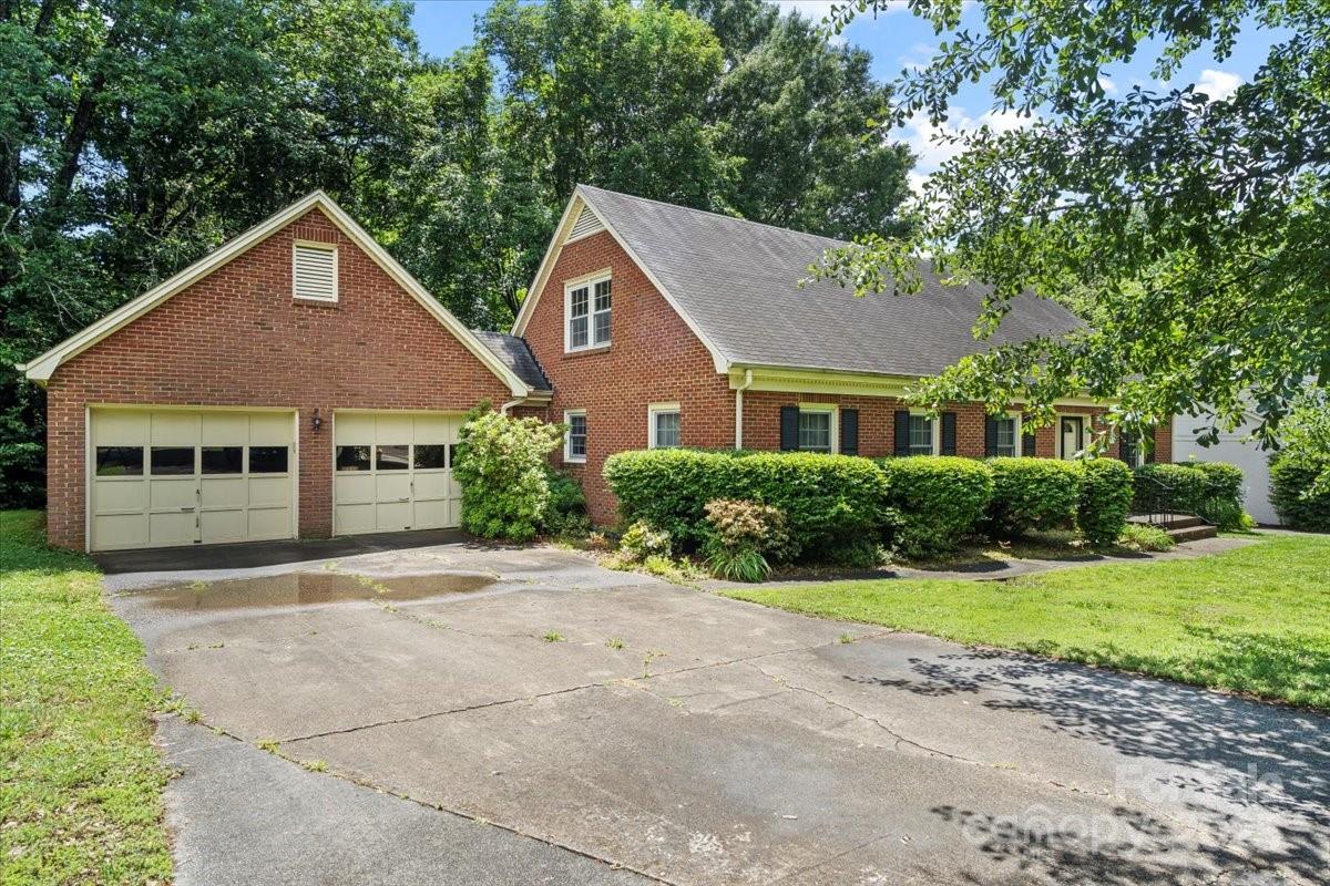 Property image 3 of 8017 Prince George Road in Olde Georgetowne, Charlotte, NC 28210