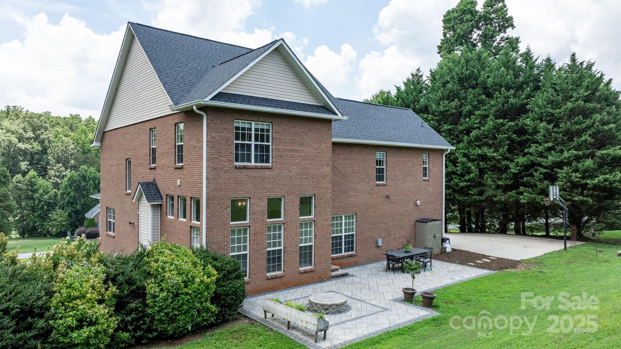 Property image 2 of 1221 Willow Creek Drive in Fairway Farms, Newton, NC 28658