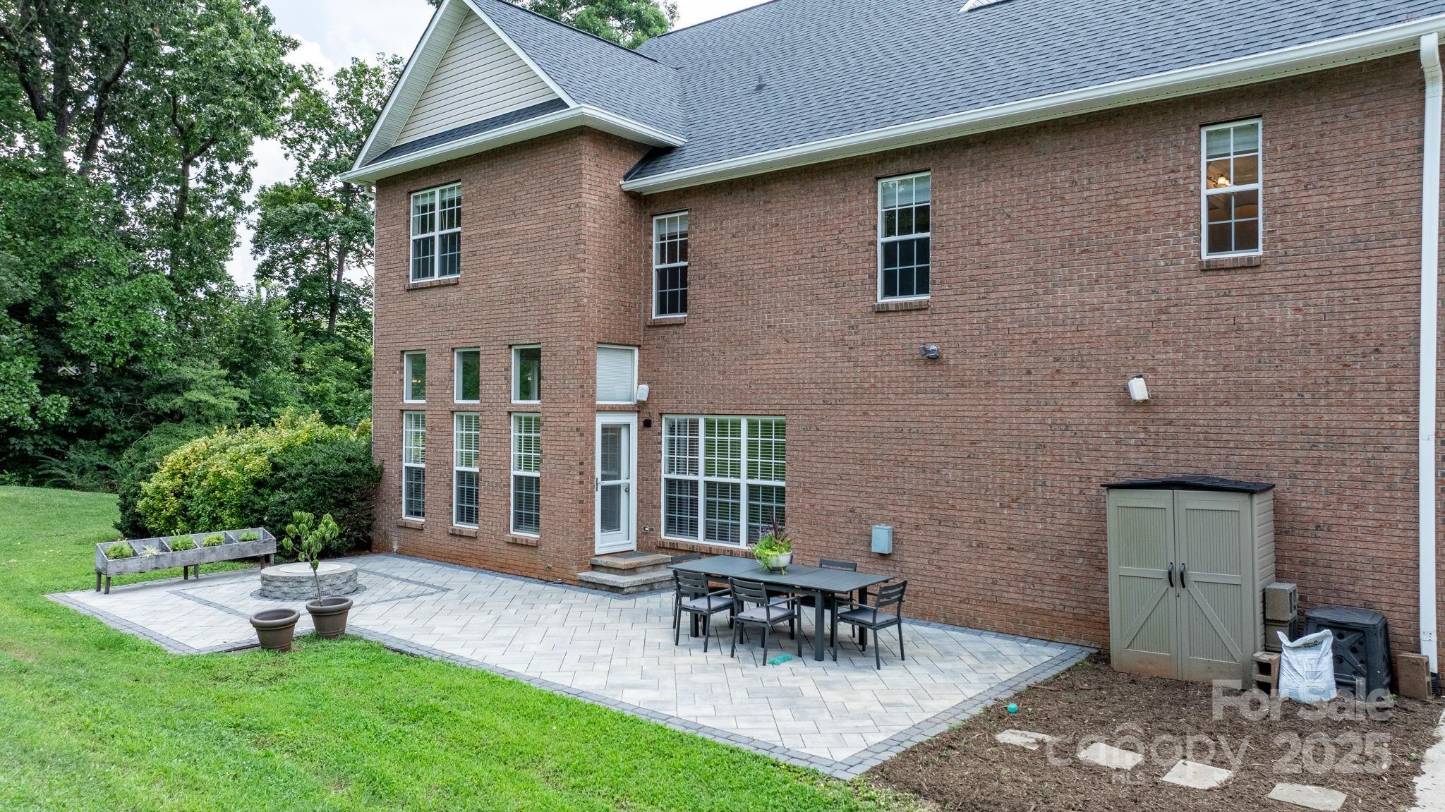 Property image 3 of 1221 Willow Creek Drive in Fairway Farms, Newton, NC 28658