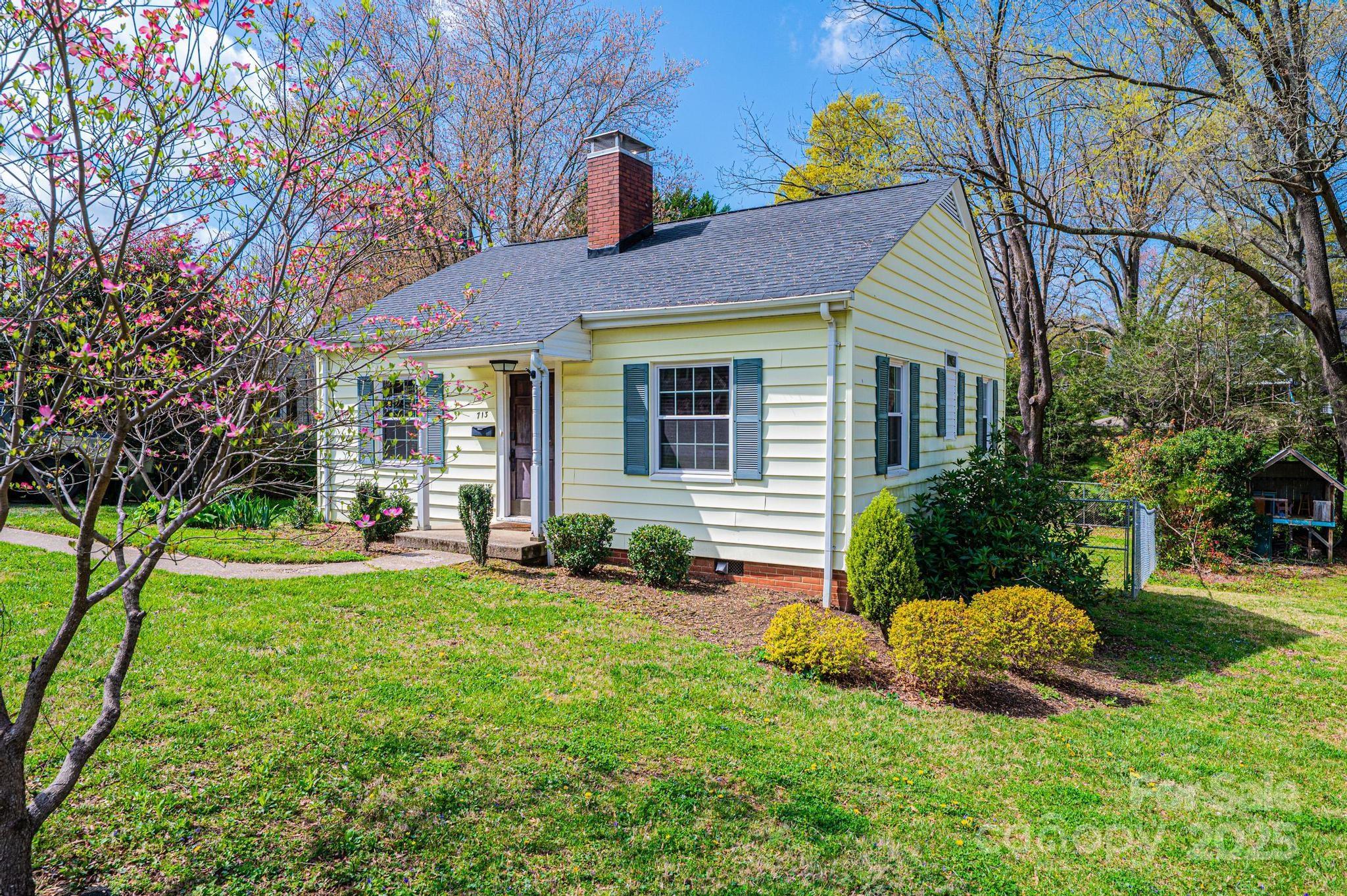 Property image 2 of 713 8th Street Drive in Oakwood Terrace, Hickory, NC 28601