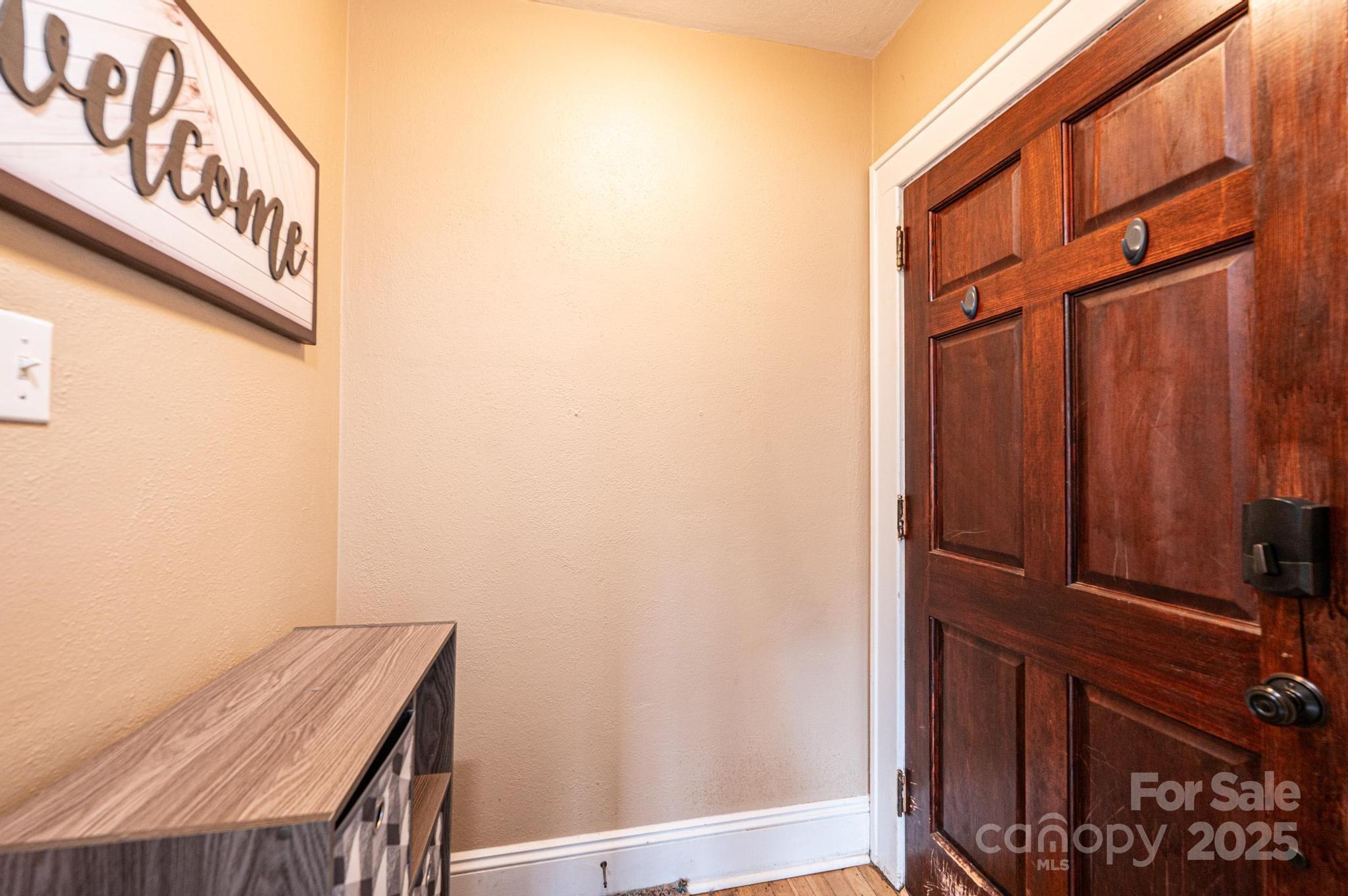 Property image 5 of 713 8th Street Drive in Oakwood Terrace, Hickory, NC 28601