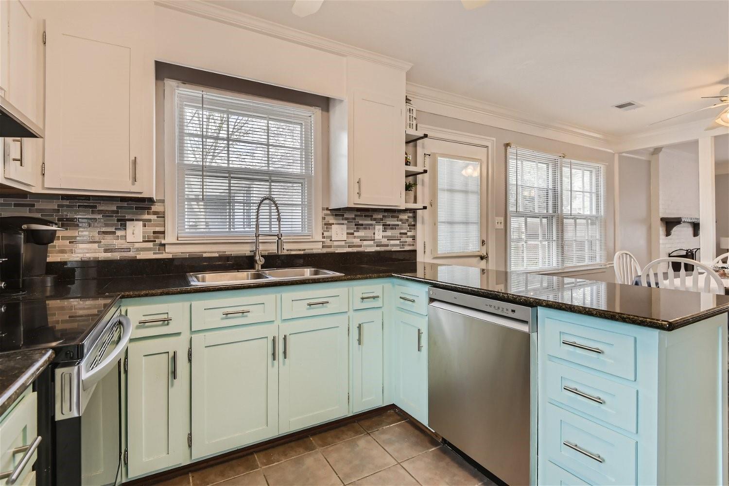 Property image 3 of 6542 Old Meadow Road in Timber Creek, Charlotte, NC 28227