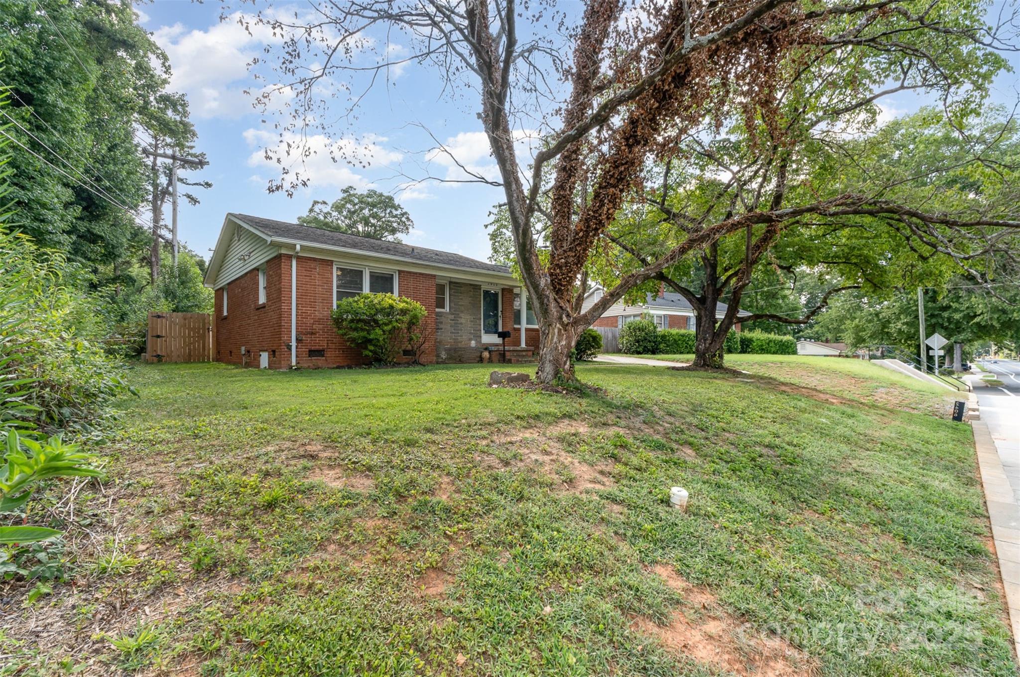 Property image 2 of 2408 Kilborne Drive in Markham Village, Charlotte, NC 28205