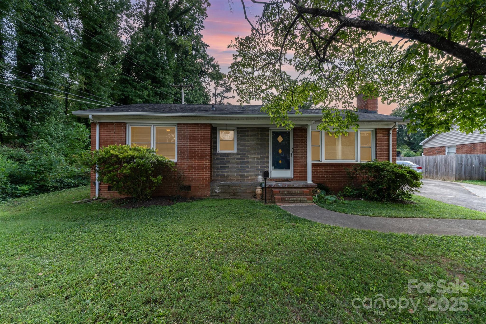 Property image 3 of 2408 Kilborne Drive in Markham Village, Charlotte, NC 28205