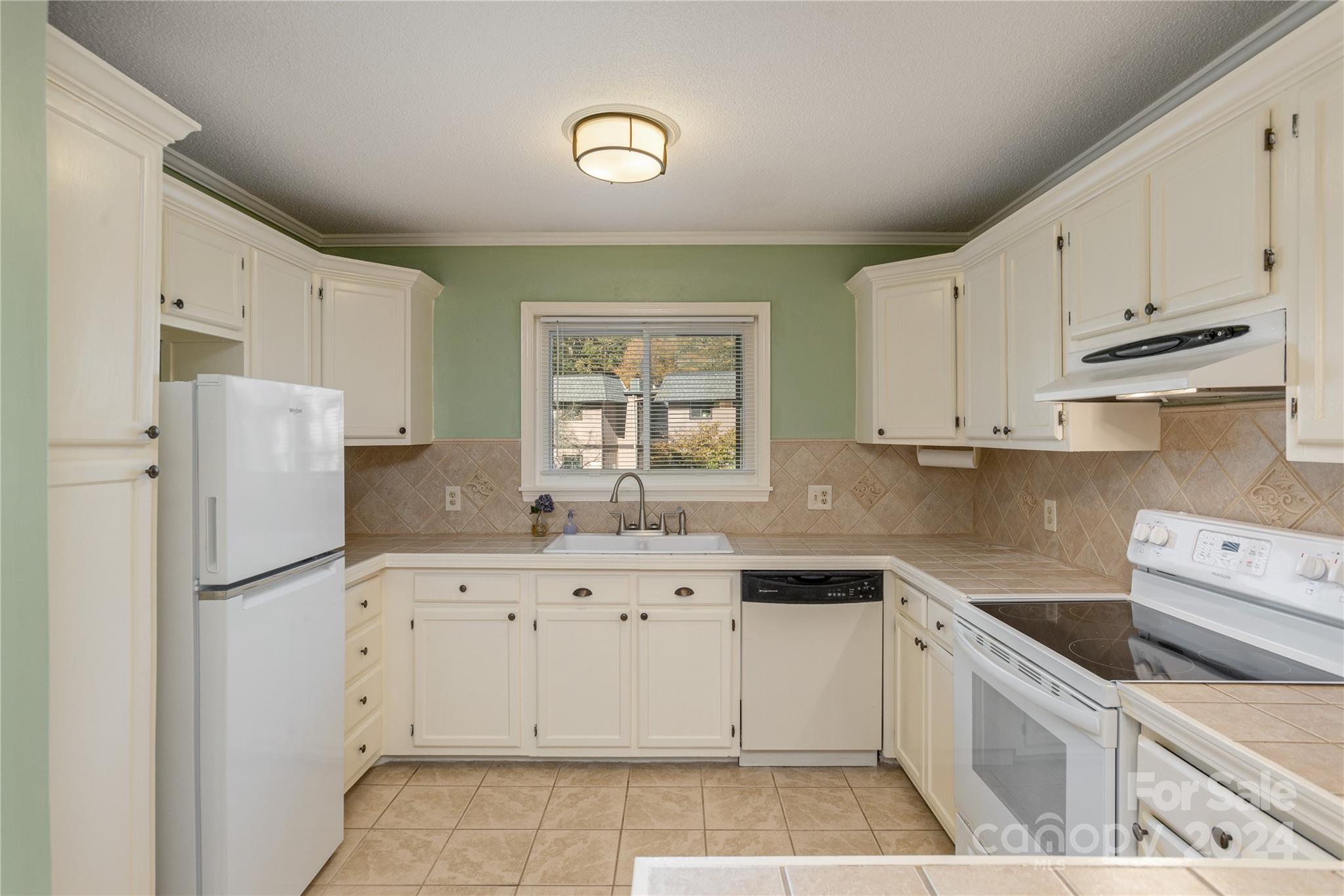 Property image 3 of 27 Lake Drive in Laurel Park Villas, Laurel Park, NC 28739