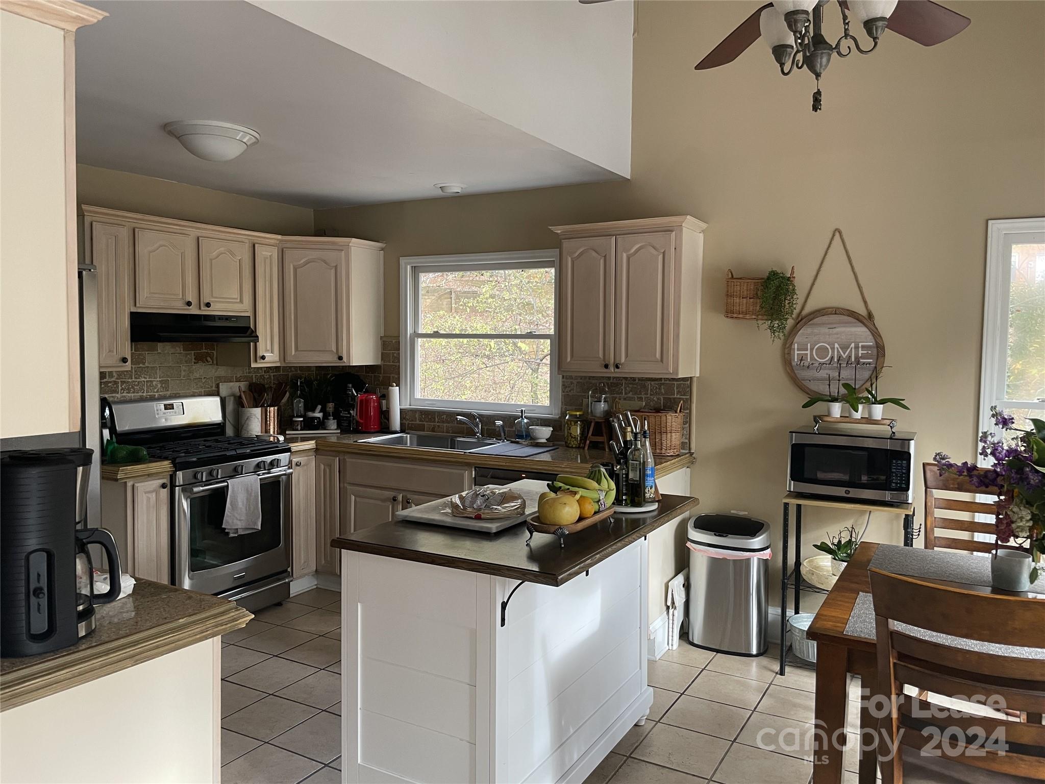 Property image 4 of 3800 Oldfield Road in Kingswood, Charlotte, NC 28226