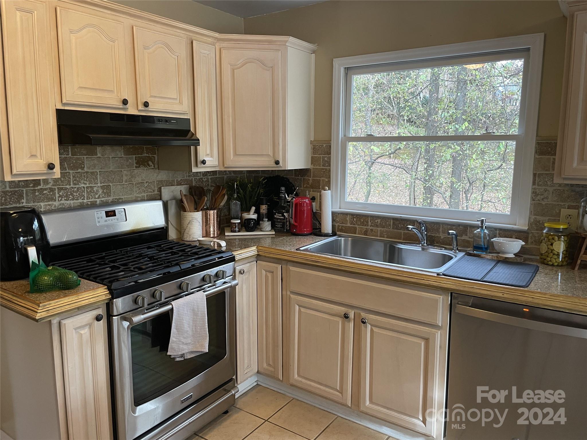 Property image 5 of 3800 Oldfield Road in Kingswood, Charlotte, NC 28226