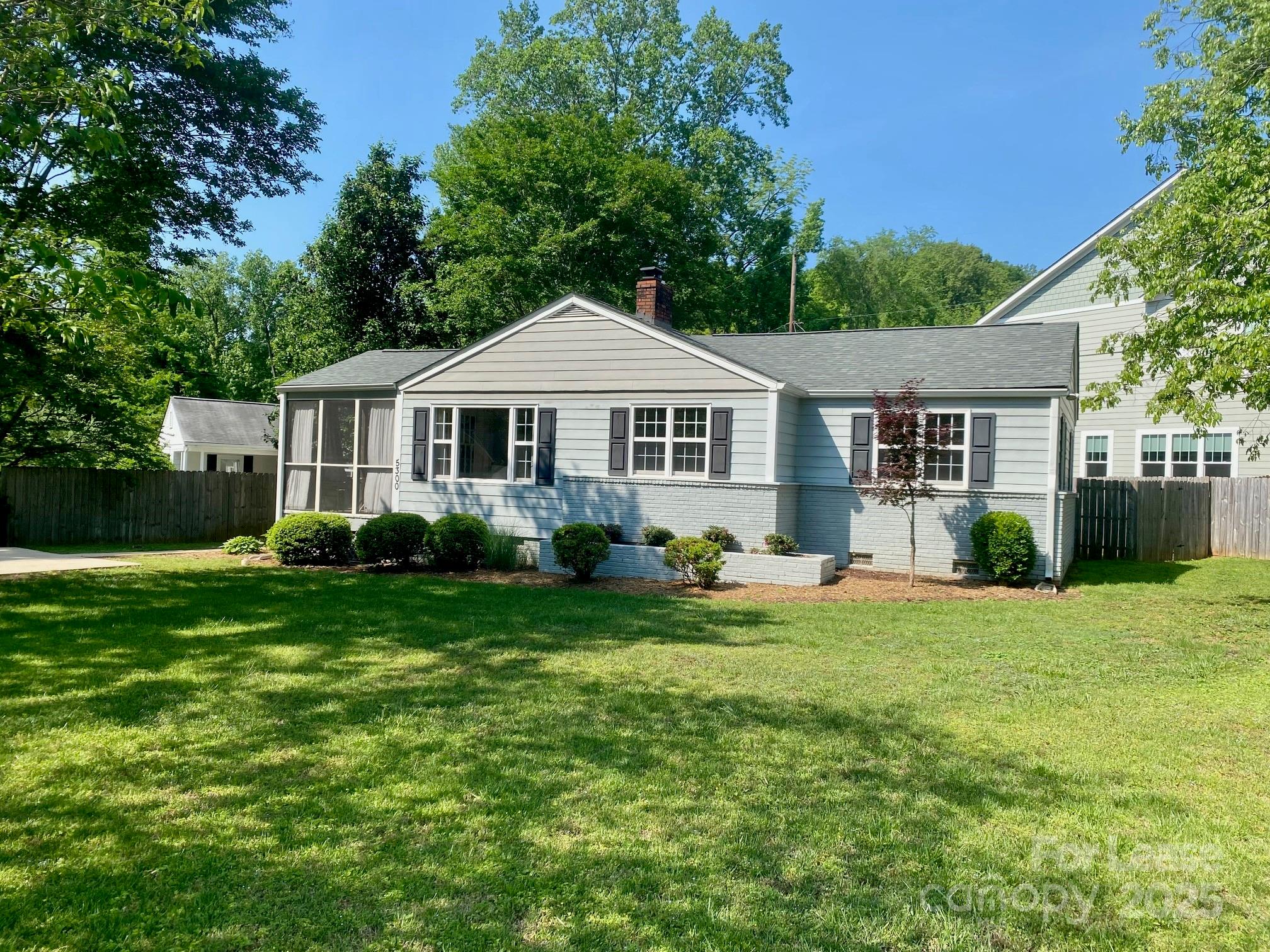 Property image 2 of 5300 Buckingham Drive in Selwyn Park, Charlotte, NC 28209