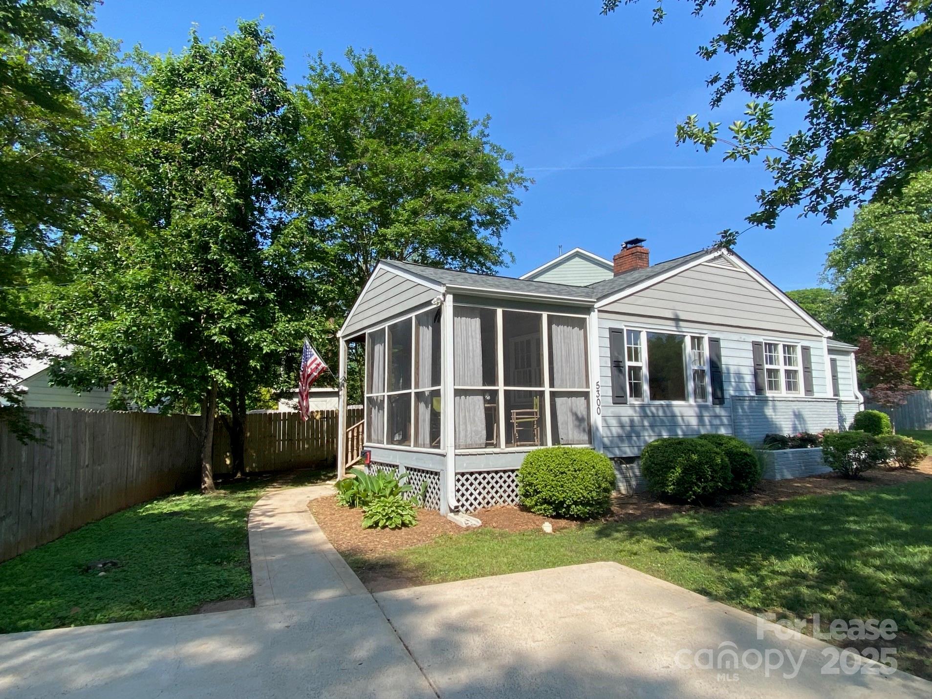 Property image 3 of 5300 Buckingham Drive in Selwyn Park, Charlotte, NC 28209