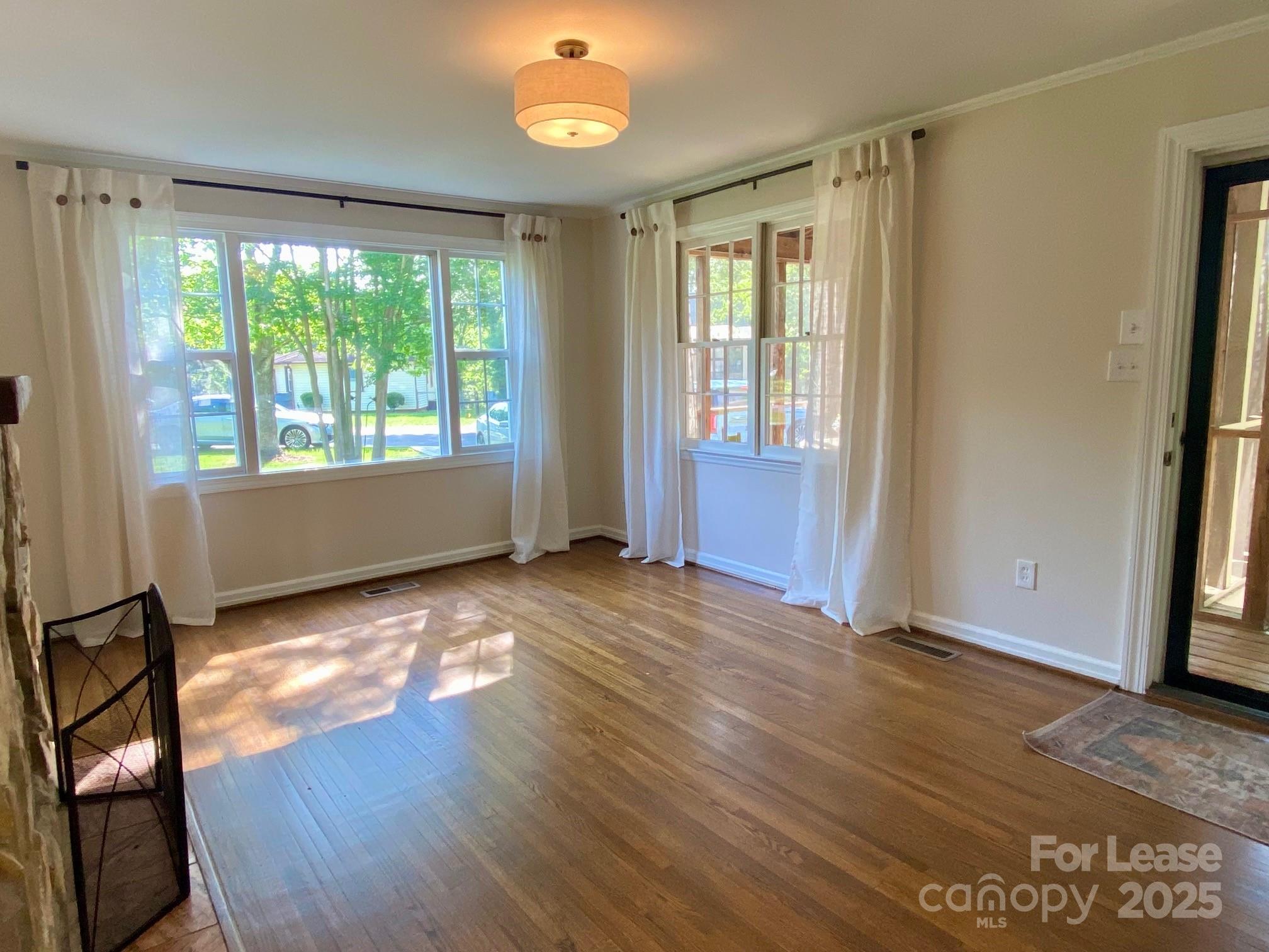 Property image 5 of 5300 Buckingham Drive in Selwyn Park, Charlotte, NC 28209