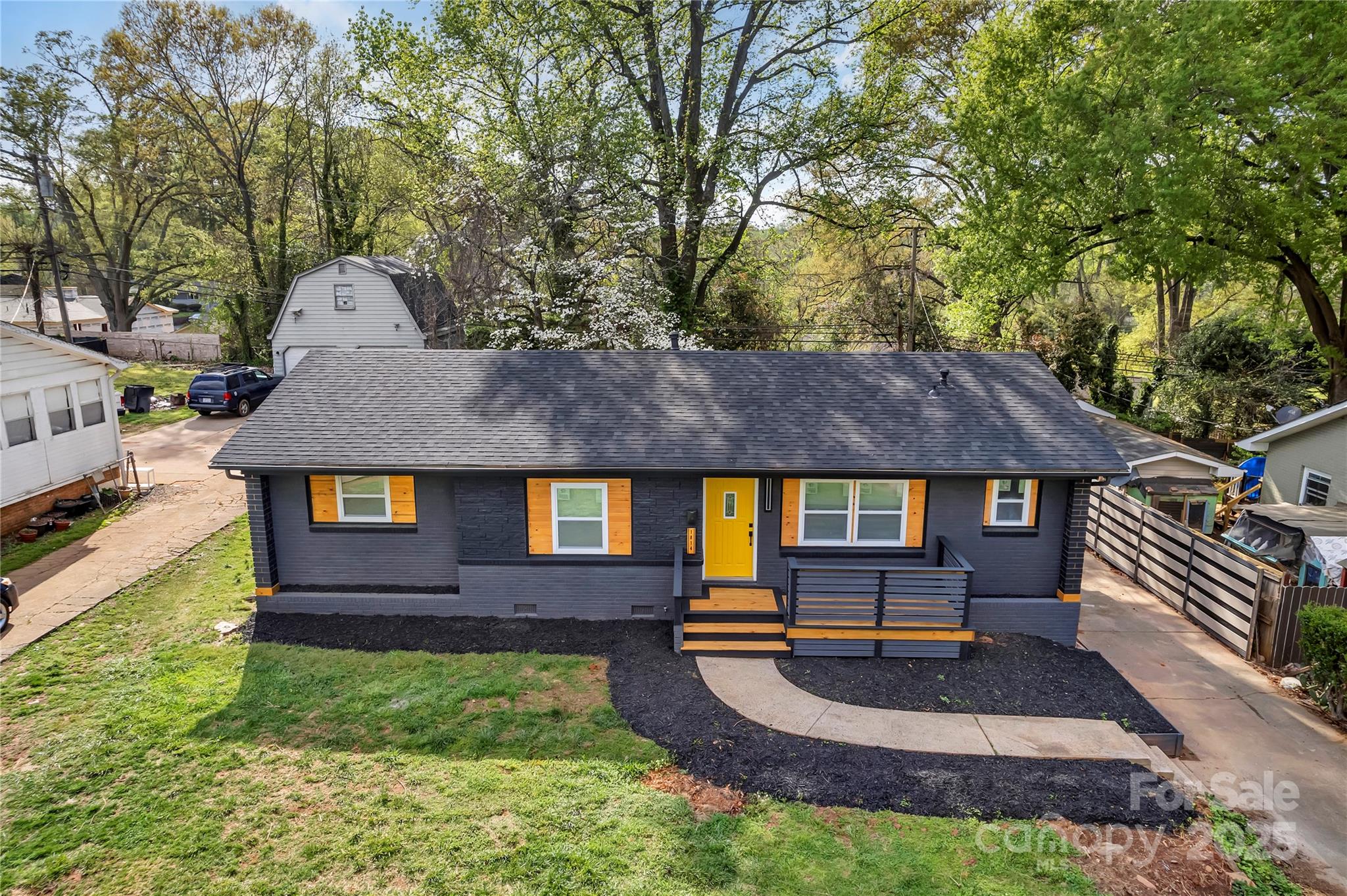 Property image 2 of 1814 Eastway Drive in Markham Village, Charlotte, NC 28205