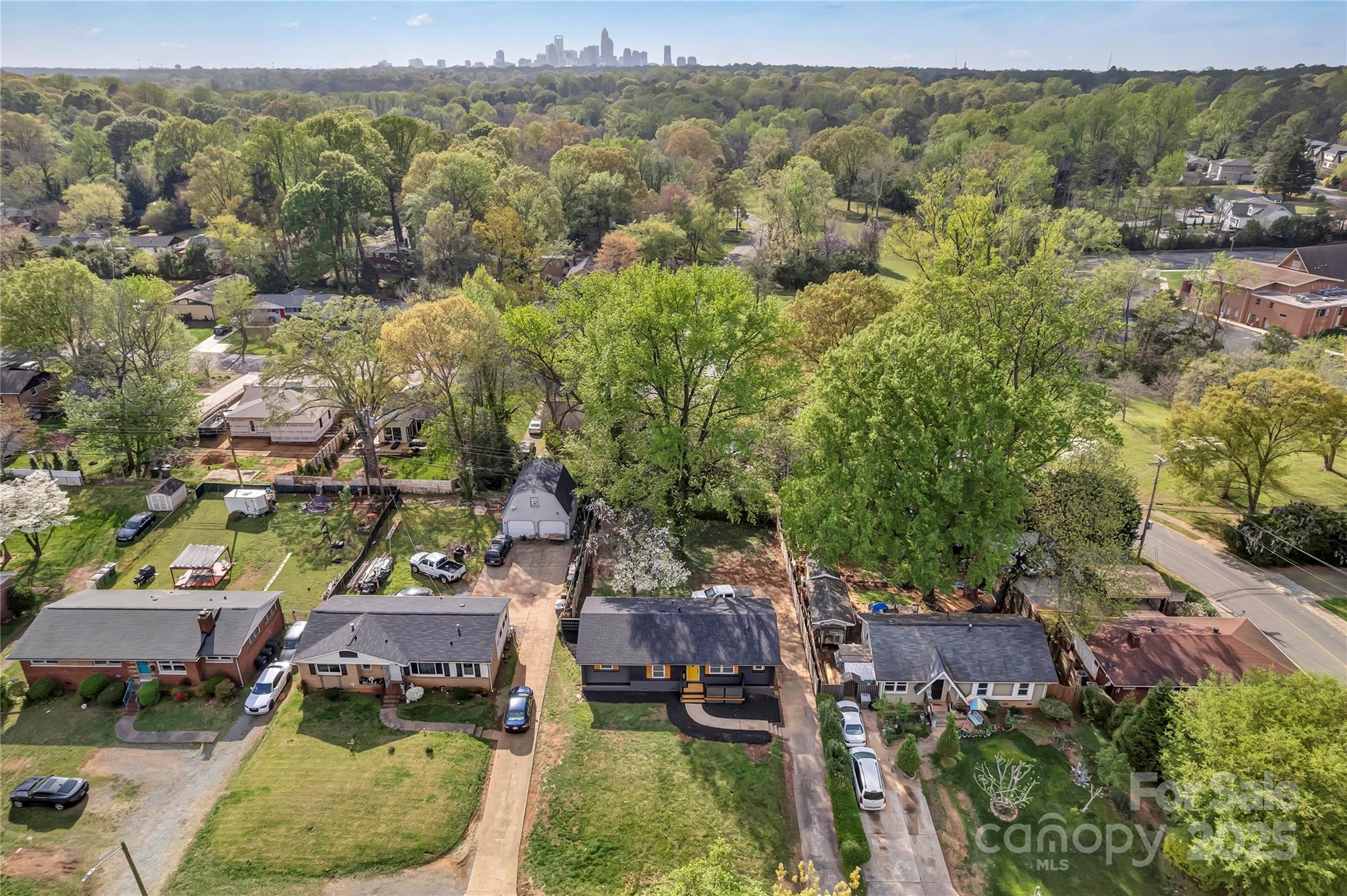 Property image 4 of 1814 Eastway Drive in Markham Village, Charlotte, NC 28205