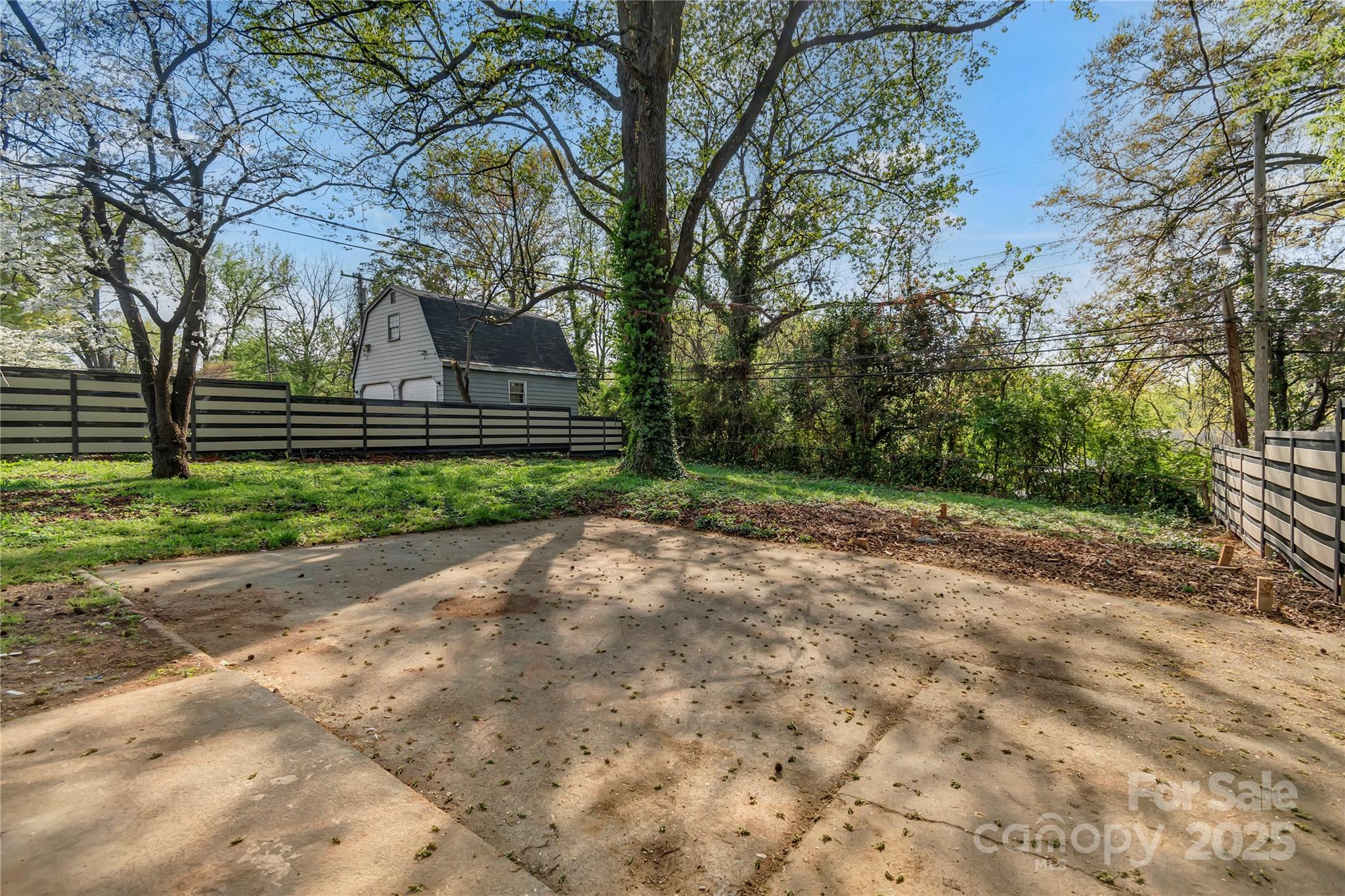Property image 5 of 1814 Eastway Drive in Markham Village, Charlotte, NC 28205