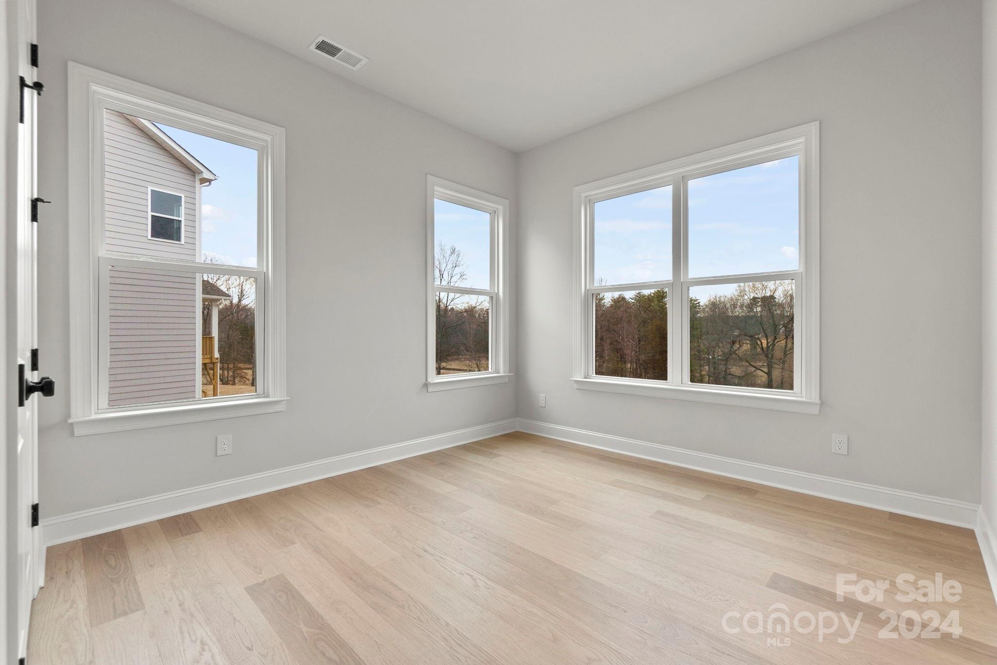 Property image 5 of 358 W Waterlynn Road in Reids Cove, Mooresville, NC 28117