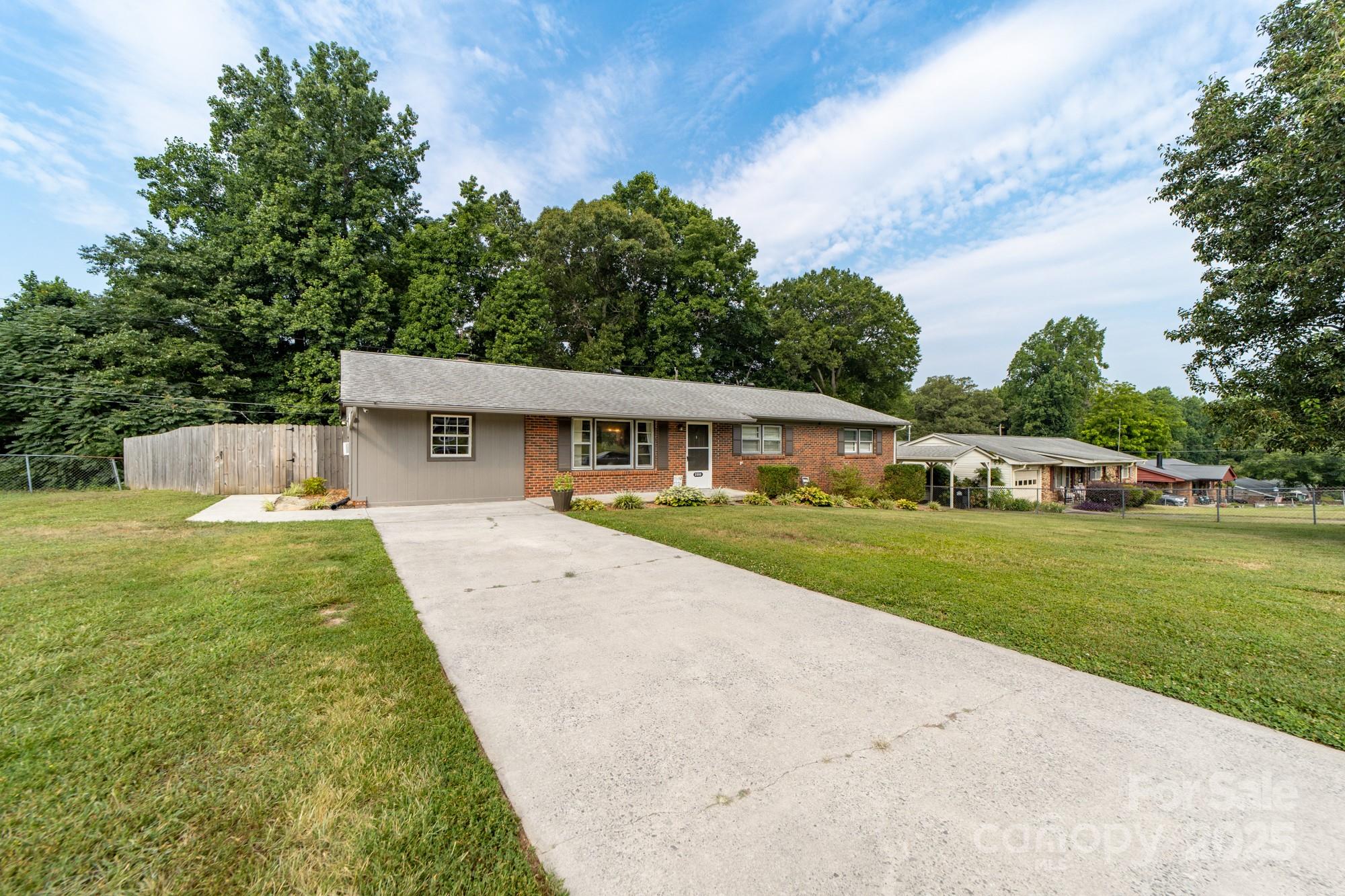 Property image 3 of 2509 Woodbridge Drive in Southgate, Gastonia, NC 28056