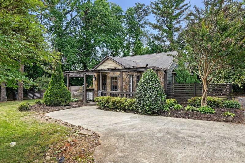 Property image 3 at 4235 Howie Circle, Charlotte, NC 28205