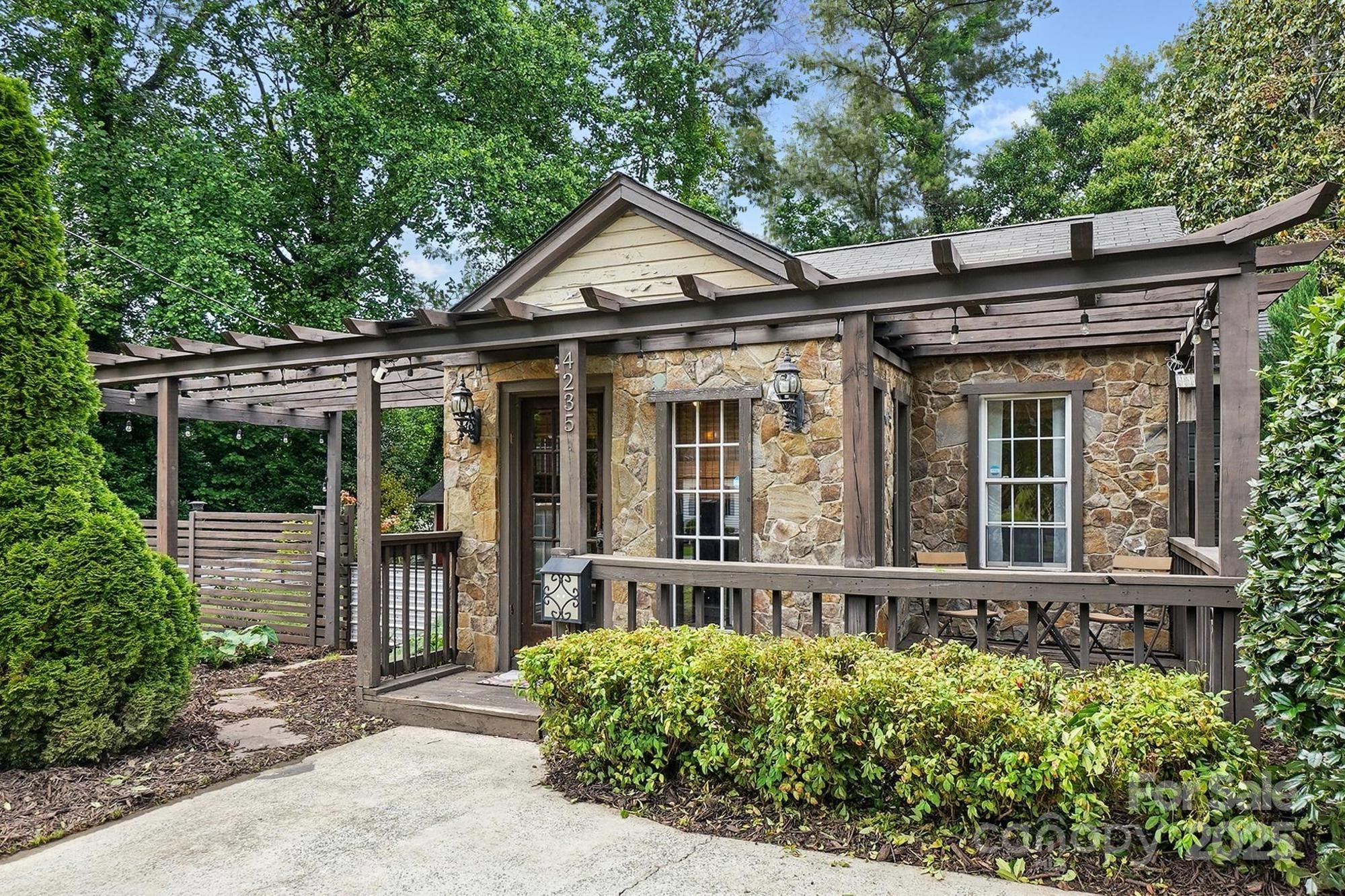 Property image 4 of 4235 Howie Circle in Howie Acres, Charlotte, NC 28205