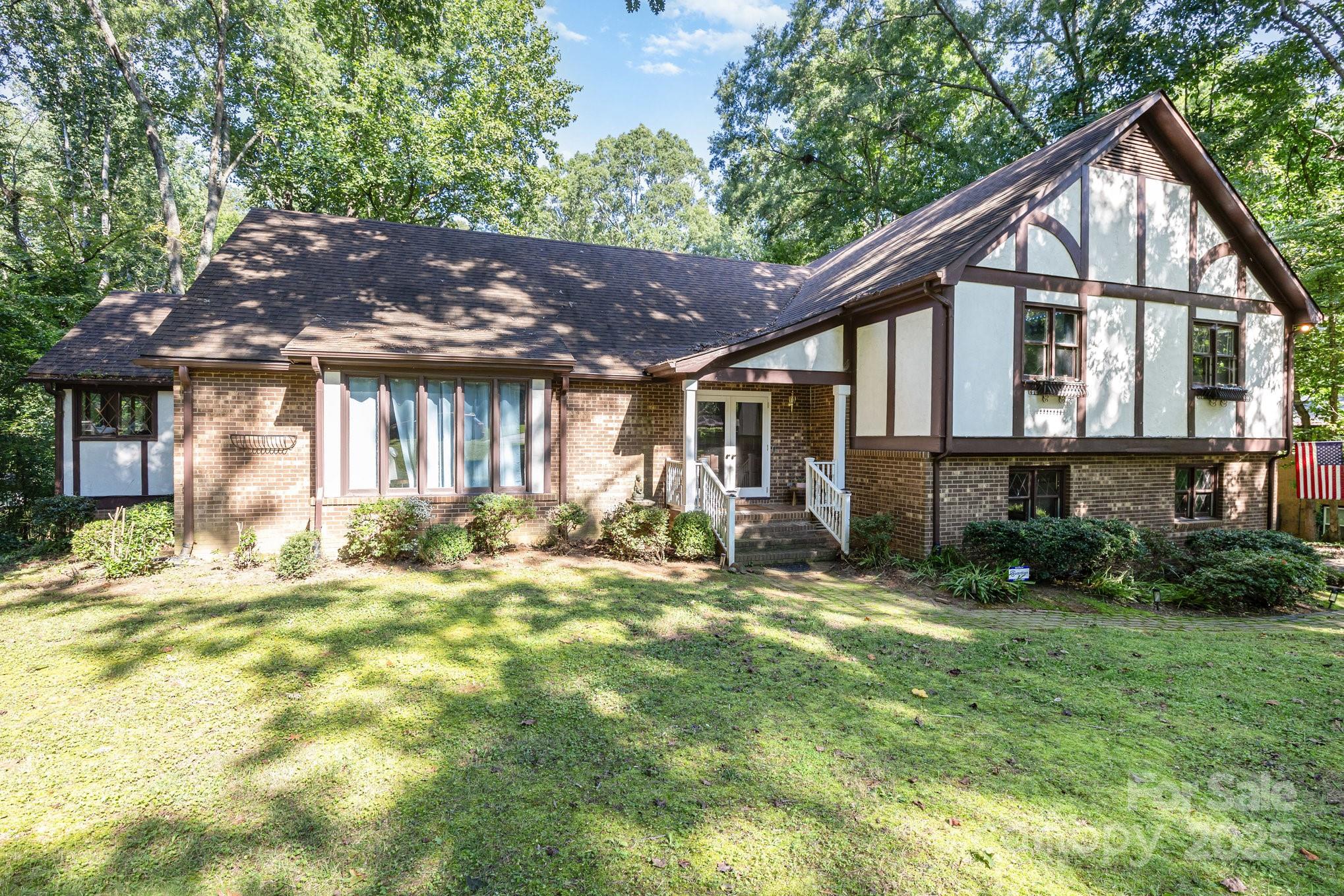 Property image 2 of 330 Camelot Drive in Country Club Hills, Salisbury, NC 28144