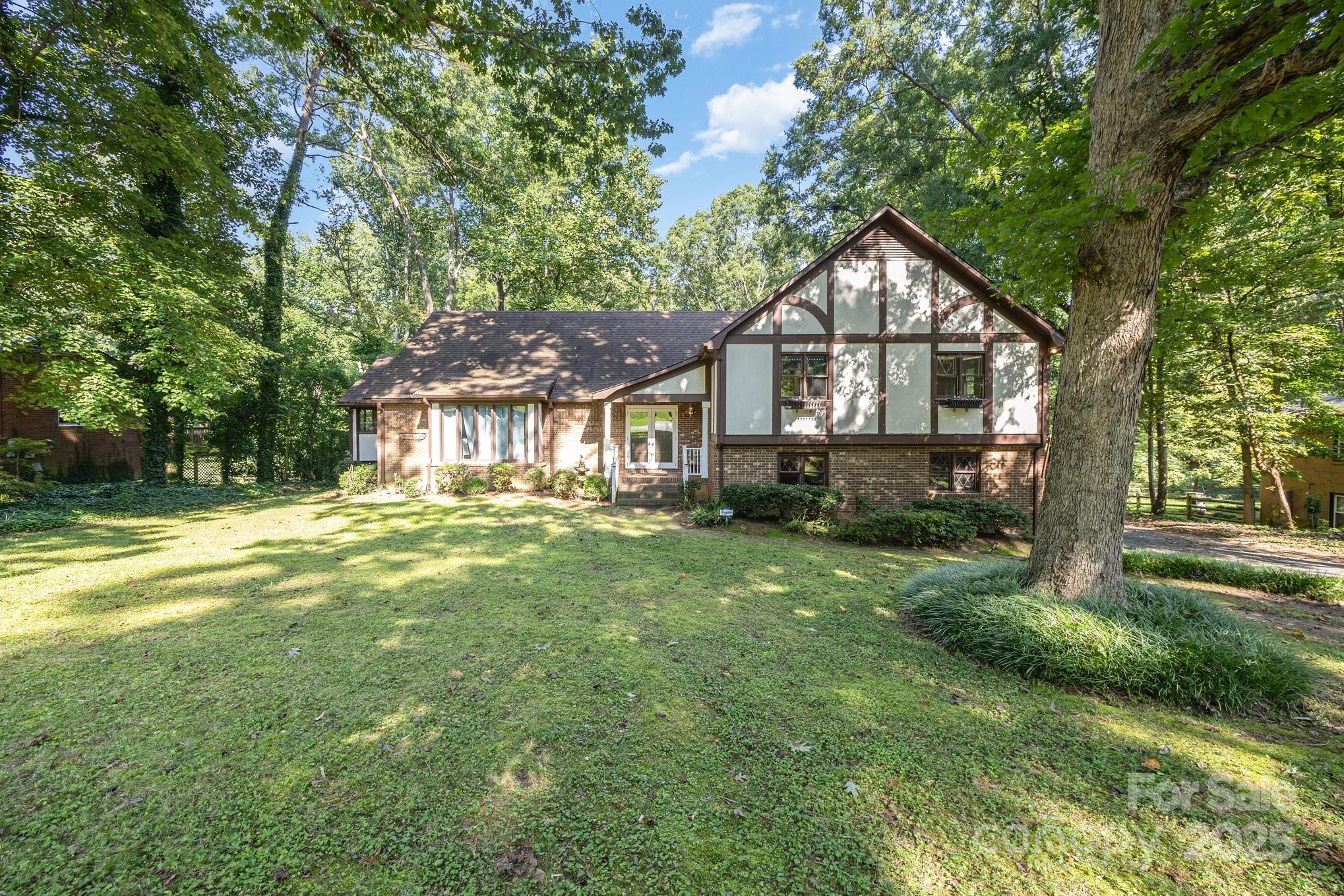 Property image 3 of 330 Camelot Drive in Country Club Hills, Salisbury, NC 28144