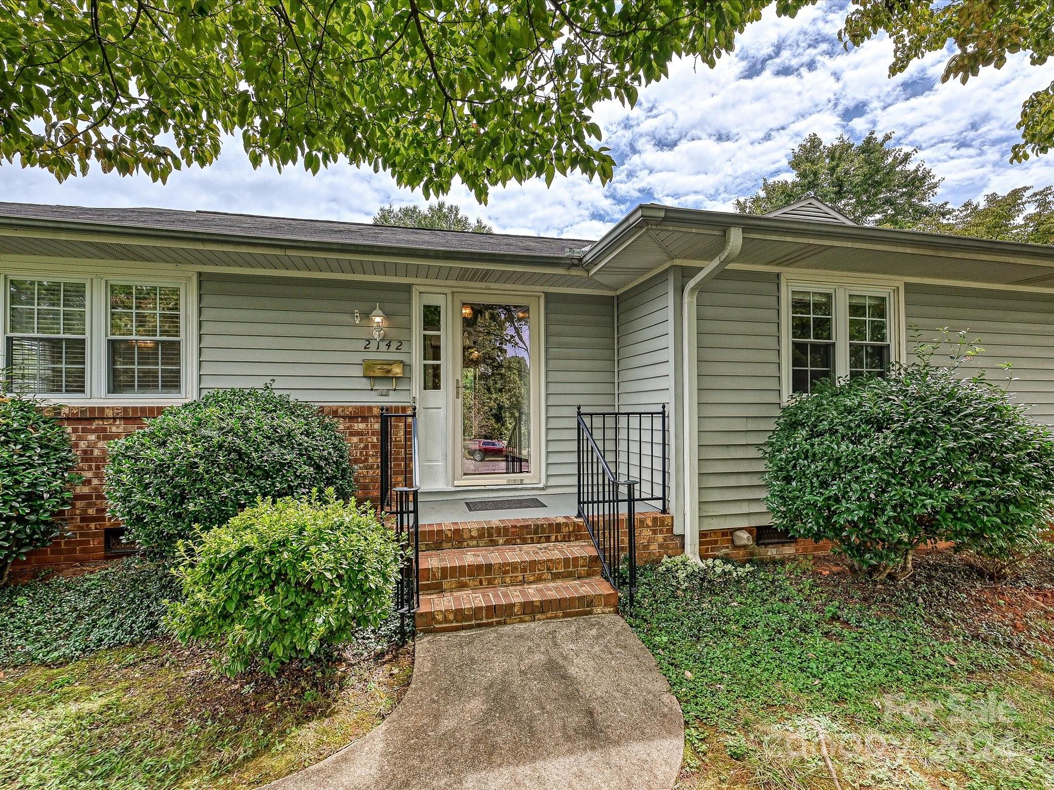 Property image 2 of 2142 Regent Court in Sedgefield, Gastonia, NC 28054