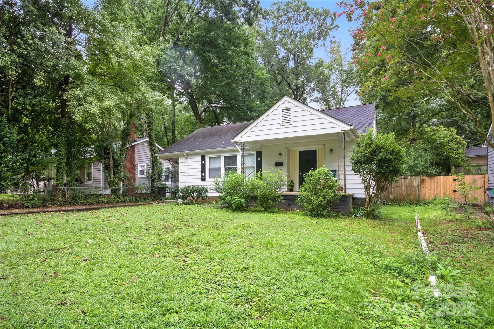 Property image 3 of 4036 Dinglewood Avenue in Howie Acres, Charlotte, NC 28205
