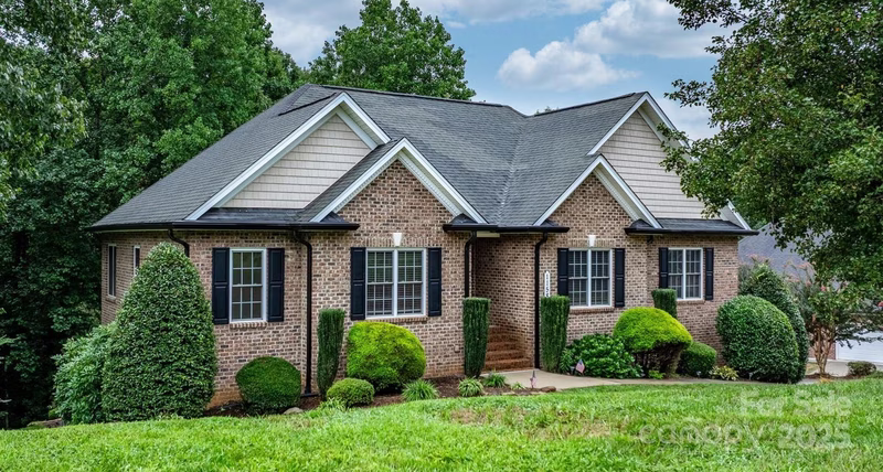 Brookstone, Hickory Community