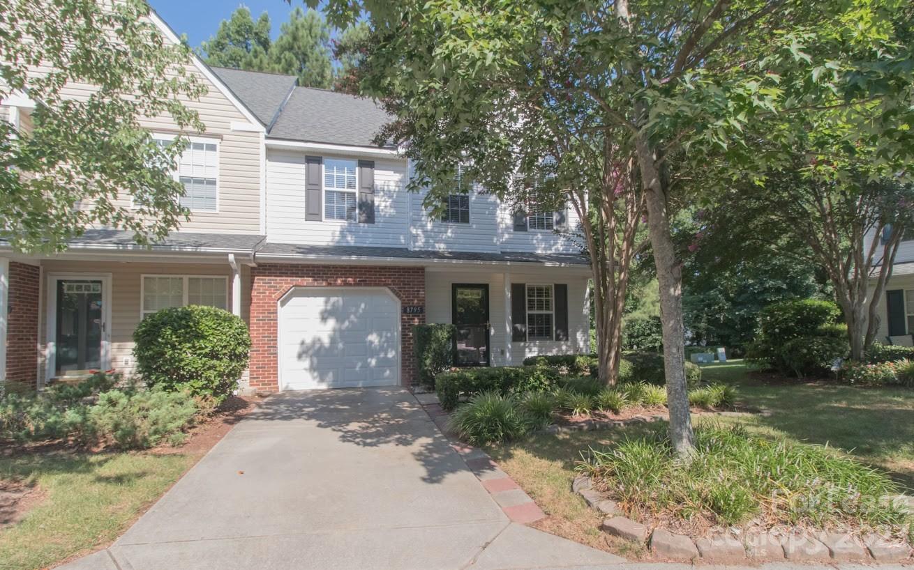 Property image 2 of 8795 Robinson Forest Drive in Tyler Woods, Charlotte, NC 28277