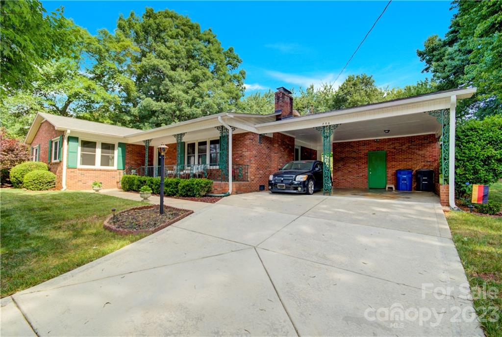 Property image 2 of 706 Hedrick Drive in Oakland Heights, Statesville, NC 28677