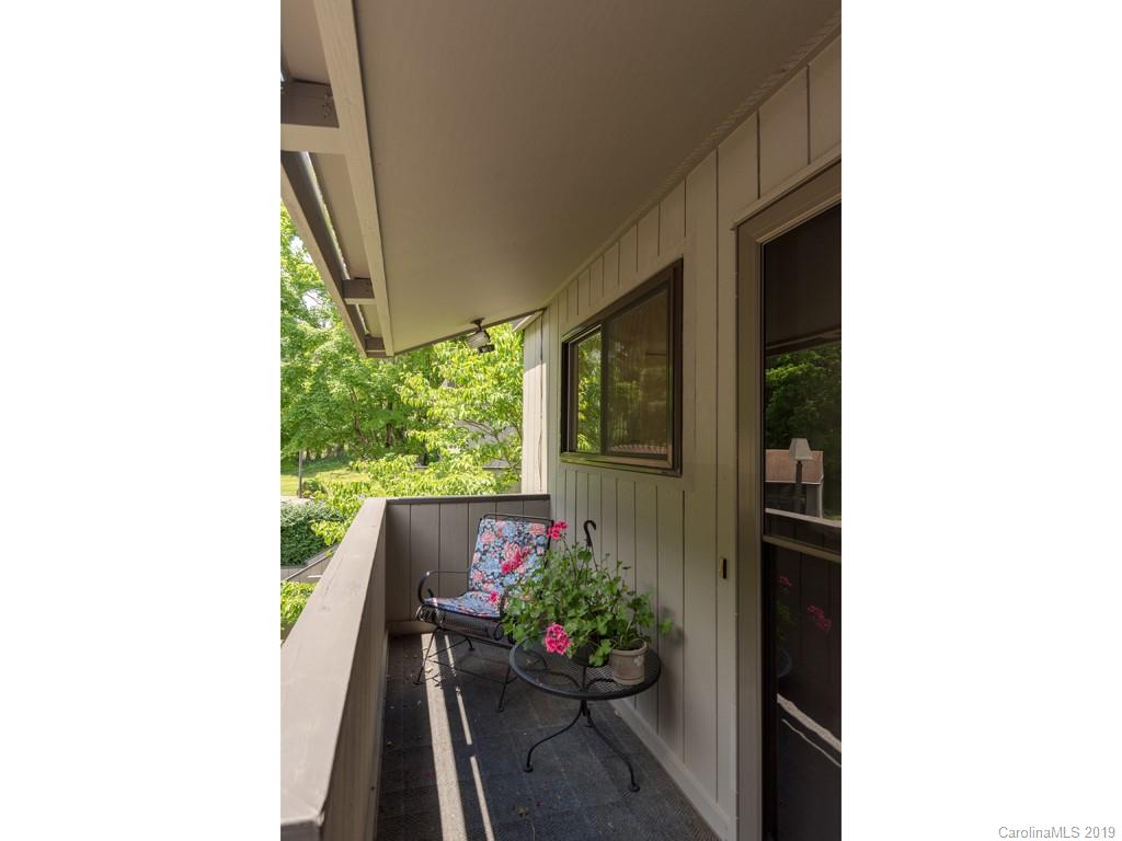 Property image 2 of 20 Lakemoor Lane in Lakemoor Village, Hendersonville, NC 28739