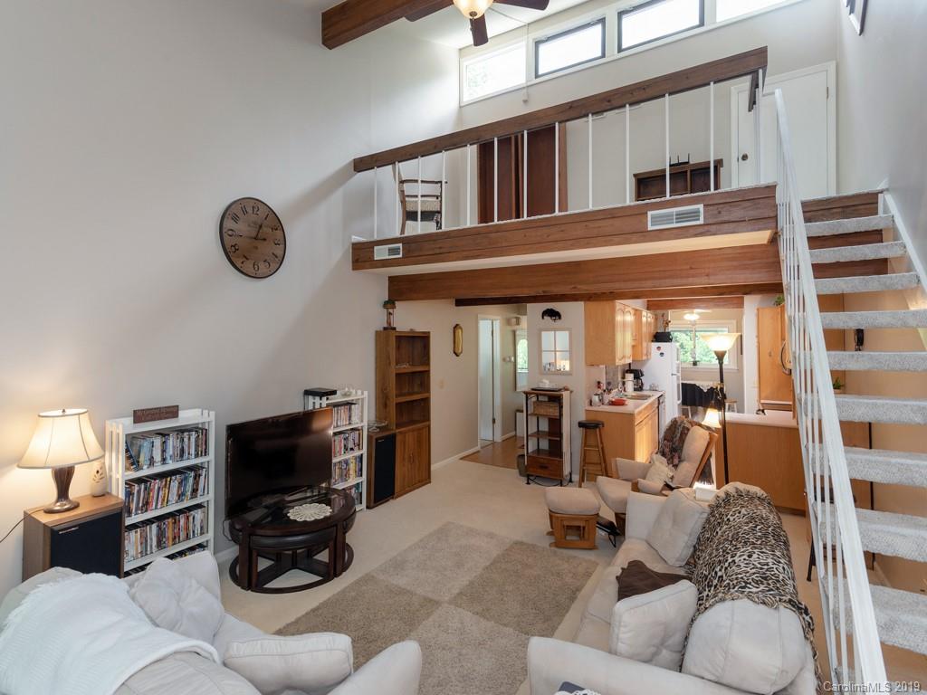 Property image 5 of 20 Lakemoor Lane in Lakemoor Village, Hendersonville, NC 28739
