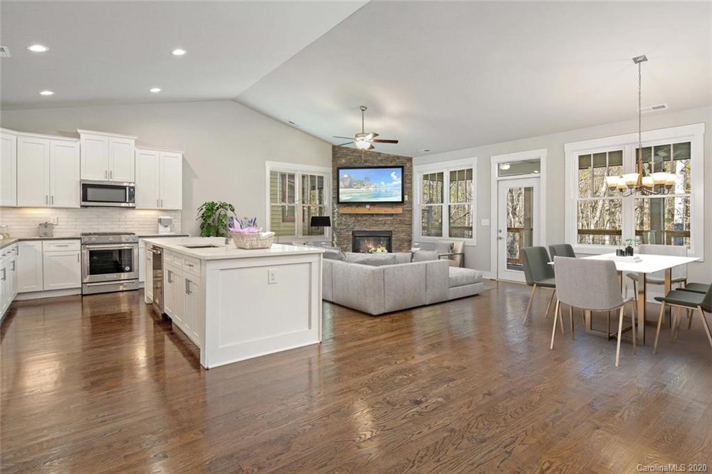Property image 4 of 251 Hogans View Circle in Hawks Ridge, Hendersonville, NC 28739