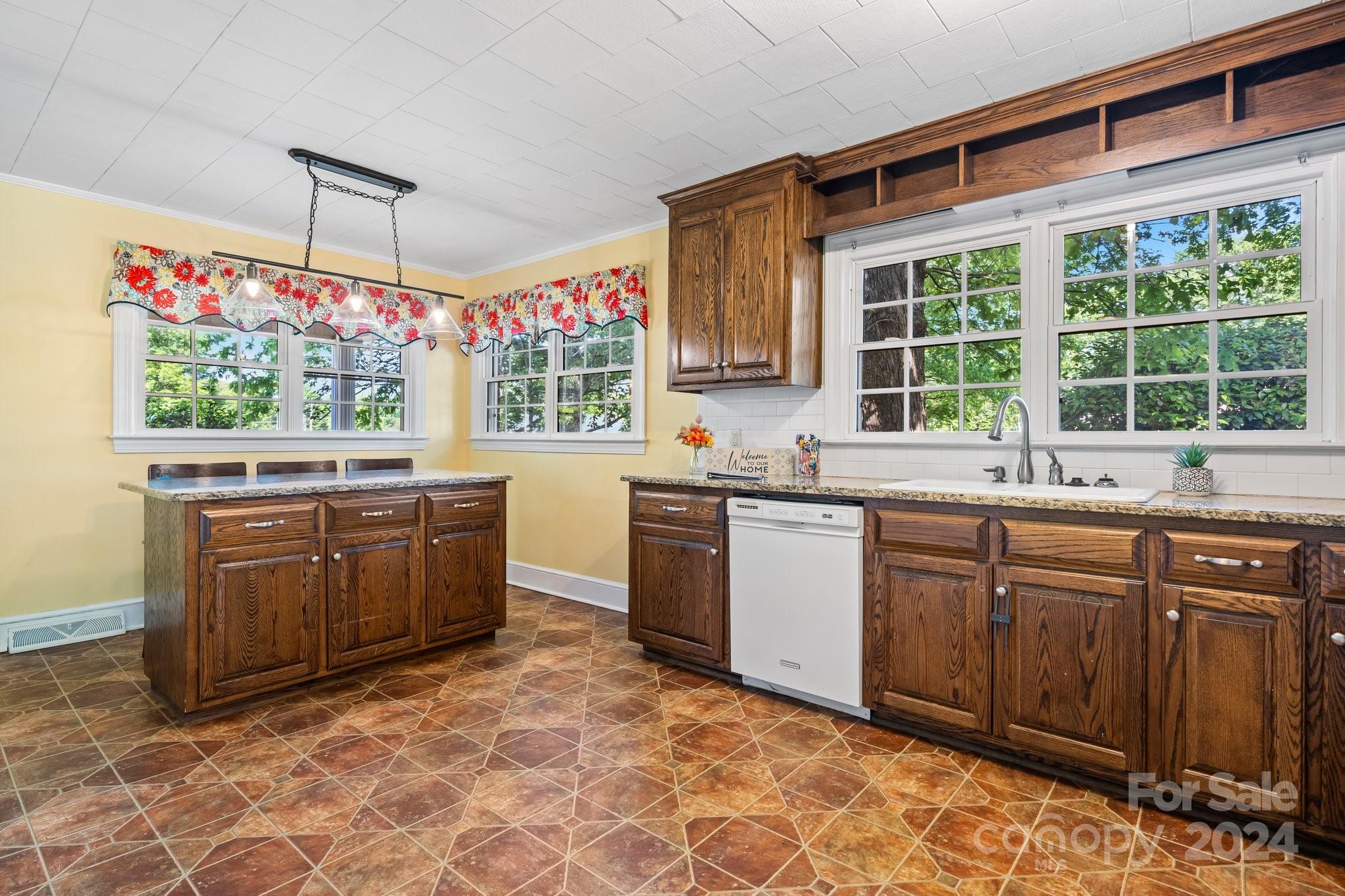 Property image 4 of 916 E Main Street in Boyd Heights, Maiden, NC 28650