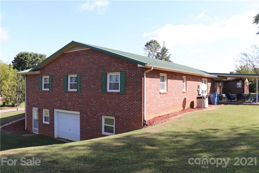 Property image 3 of 1501 Fairway Acres Road in Fairway Acres, Lenoir, NC 28645