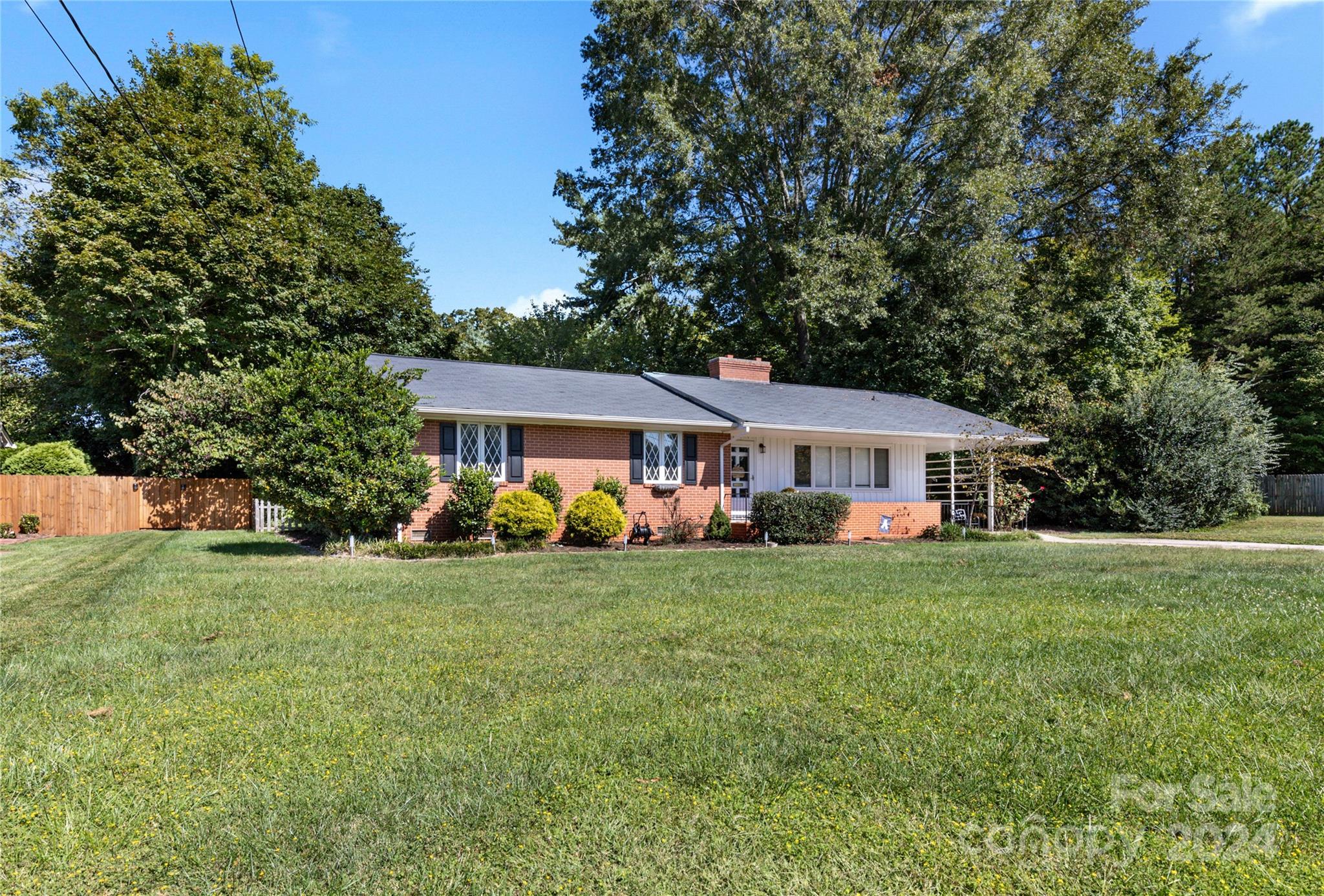 Property image 2 of 304 Mitchell Avenue in Oakland Heights, Statesville, NC 28677