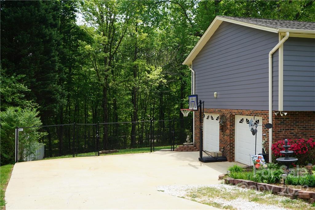 Property image 3 of 1157 Hidden Creek Circle in Hidden Creek Estates, Hickory, NC 28602