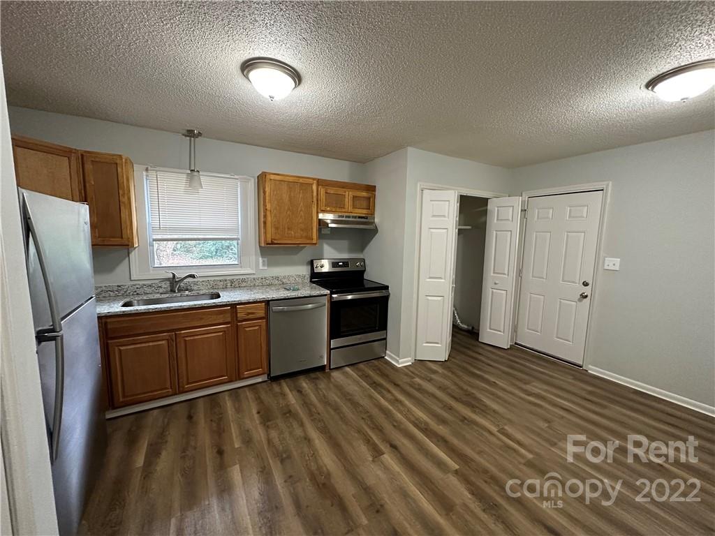Property image 2 of 910 Canton Place in Greenville, Charlotte, NC 28206