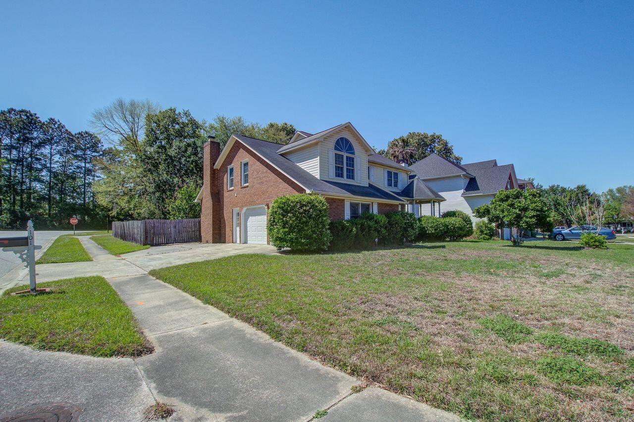 Property image 2 of 101 N Warwick Trace in Crowfield Plantation, Goose Creek, SC 29445