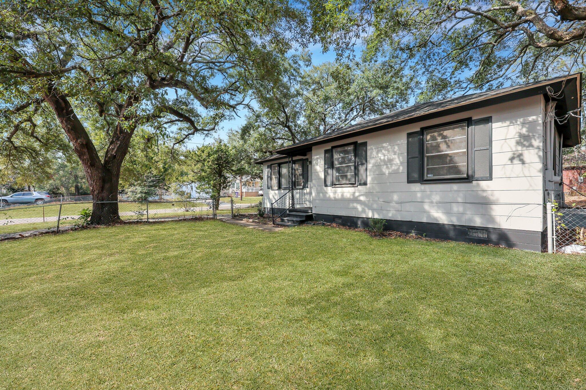 Property image 2 of 1652 Larry Street in Charleston Farms, North Charleston, SC 29405