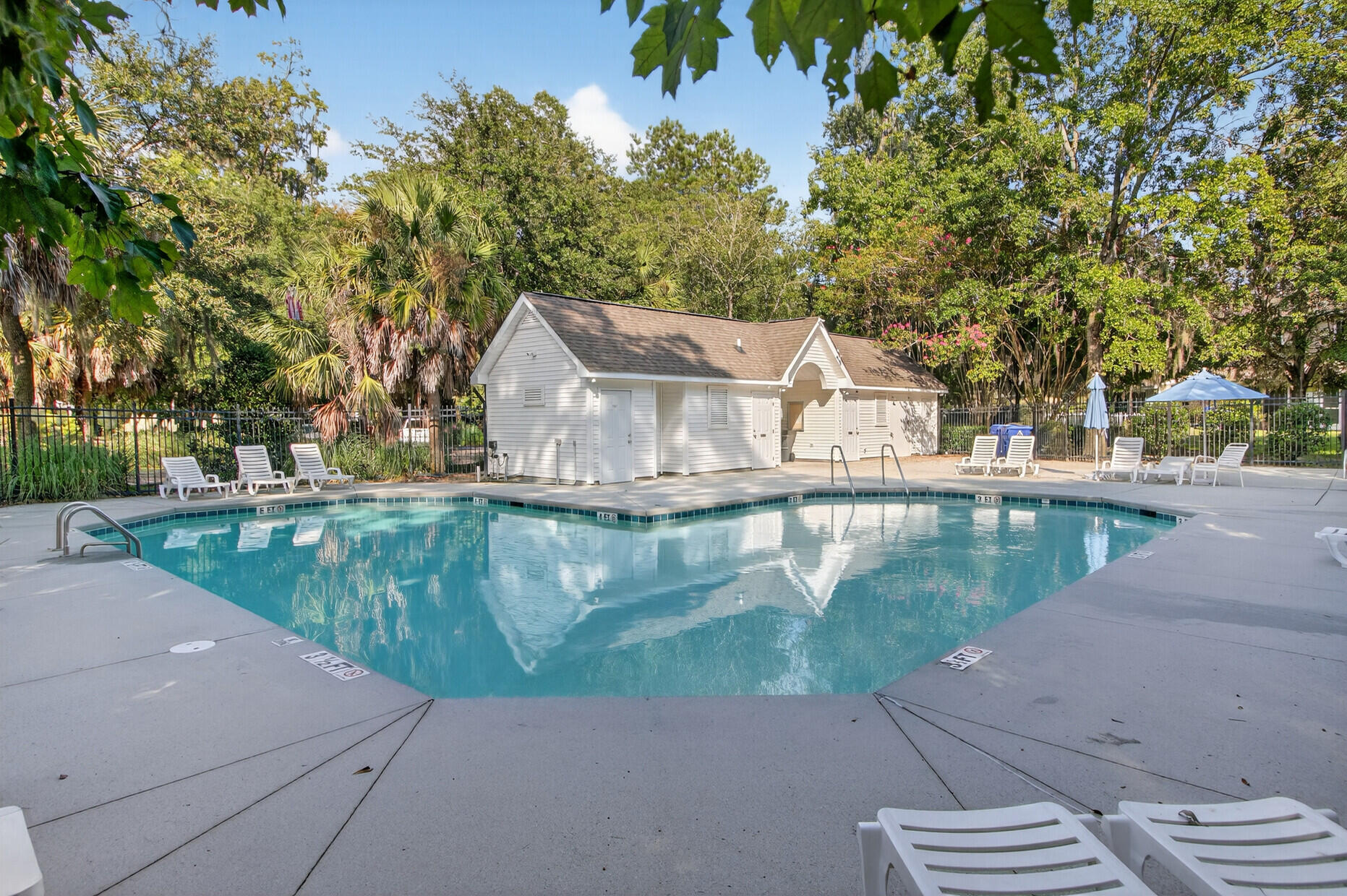 Property image 3 of 8058 Shadow Oak Drive in Oak Bluff, North Charleston, SC 29406