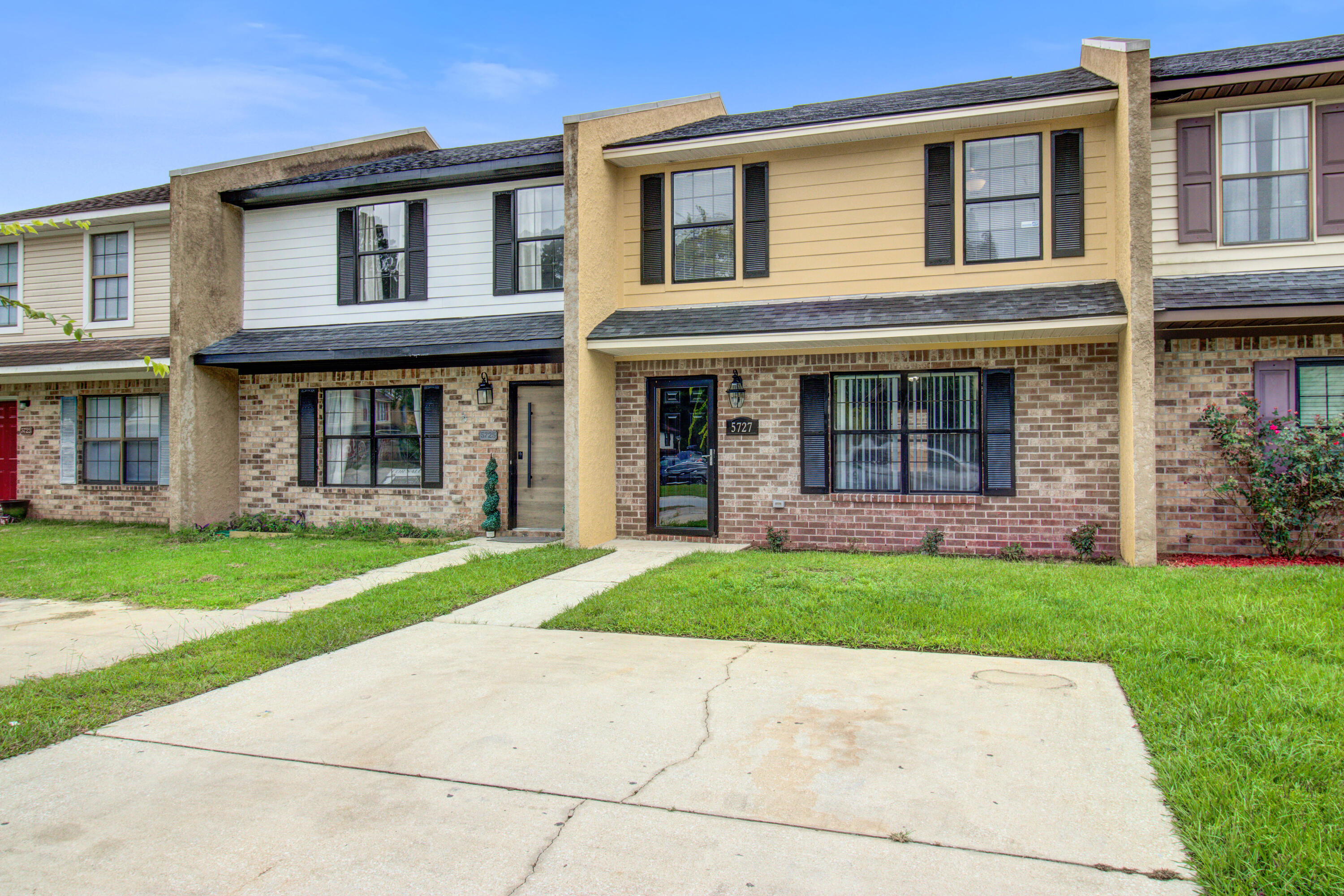 Property image 2 of 5727 Dewsbury Lane in Collins Park Villas, North Charleston, SC 29418