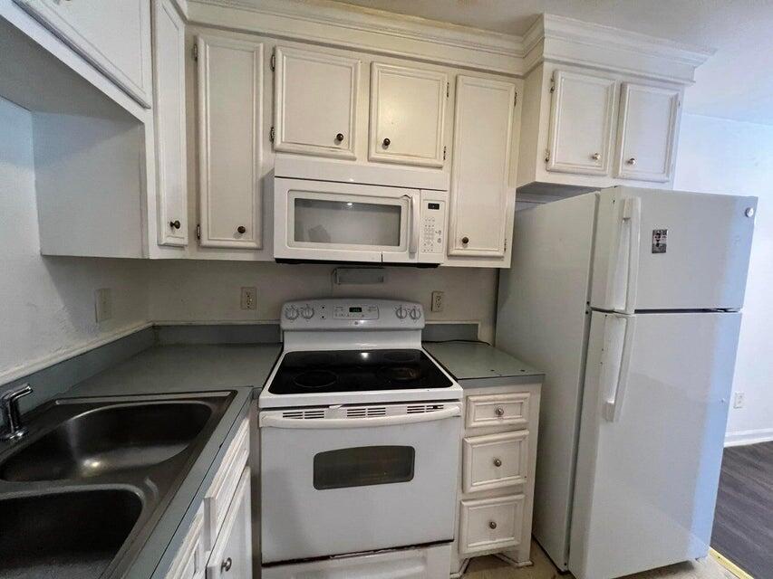 Property image 4 of 3930 Azalea Drive T in Courtland Square, North Charleston, SC 29405