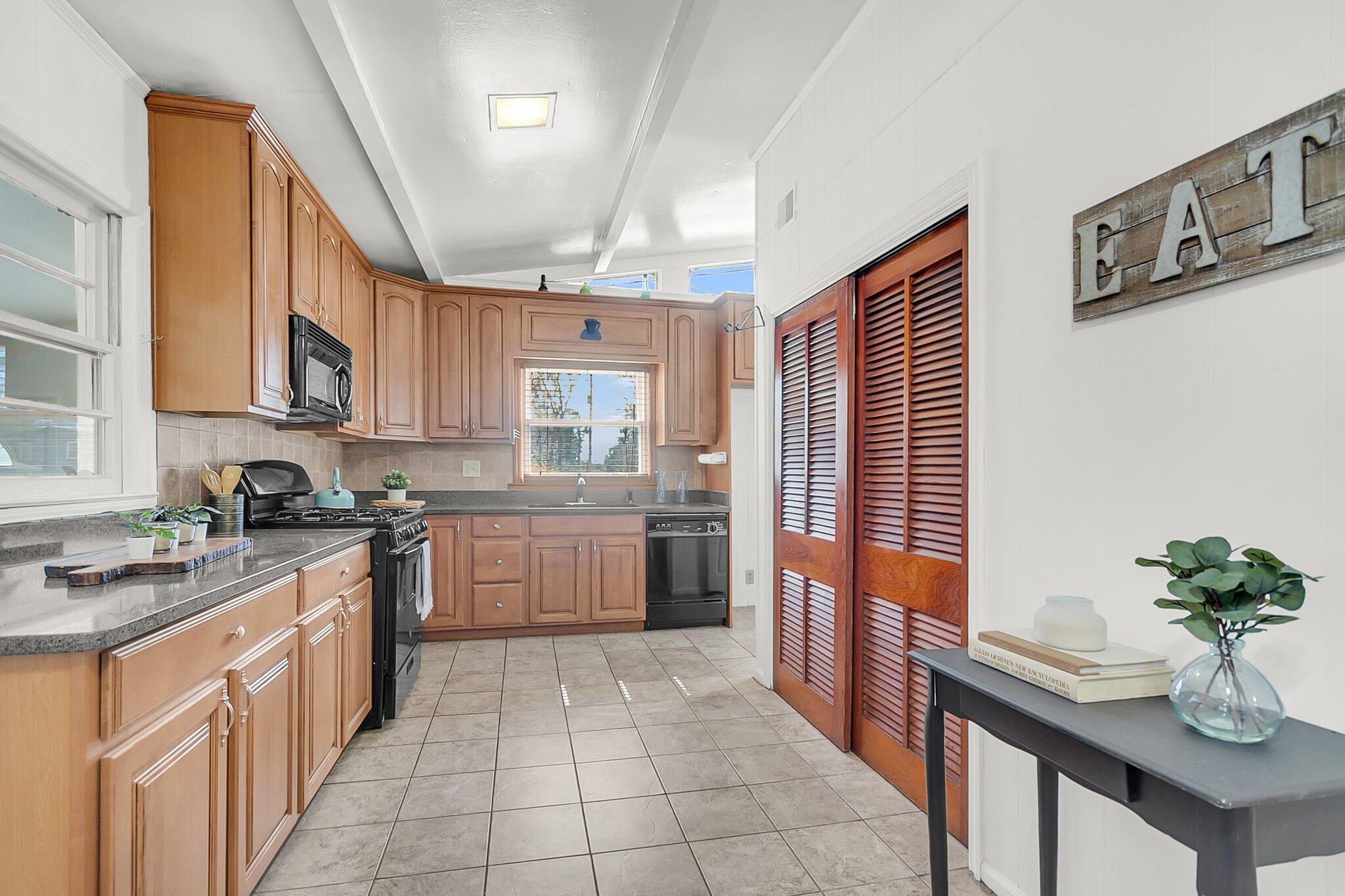 Property image 4 of 1442 N Sherwood Drive in Forest Acres, Charleston, SC 29407