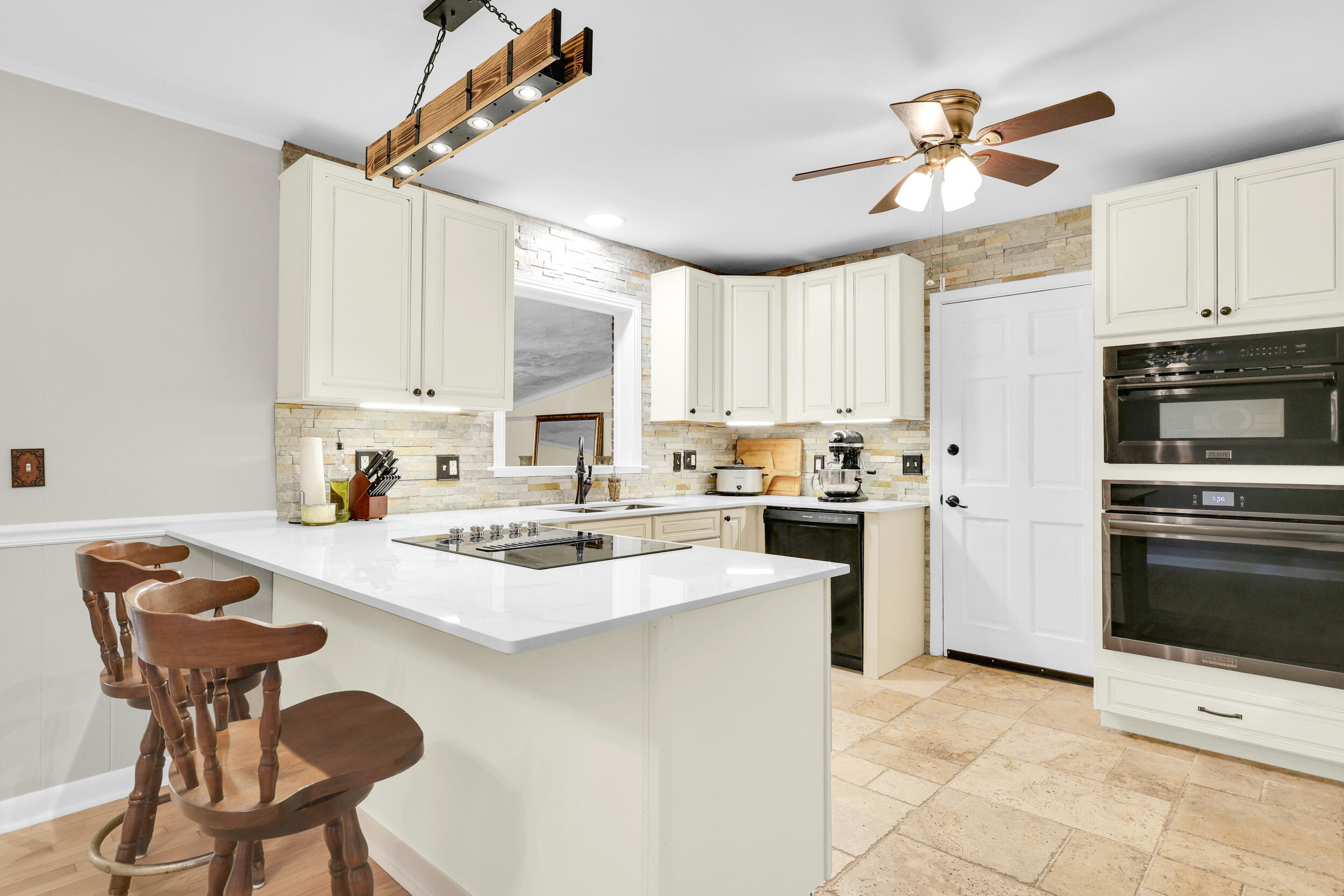 Property image 3 of 1225 Hillside Drive in Berkeley Hills, Hanahan, SC 29410